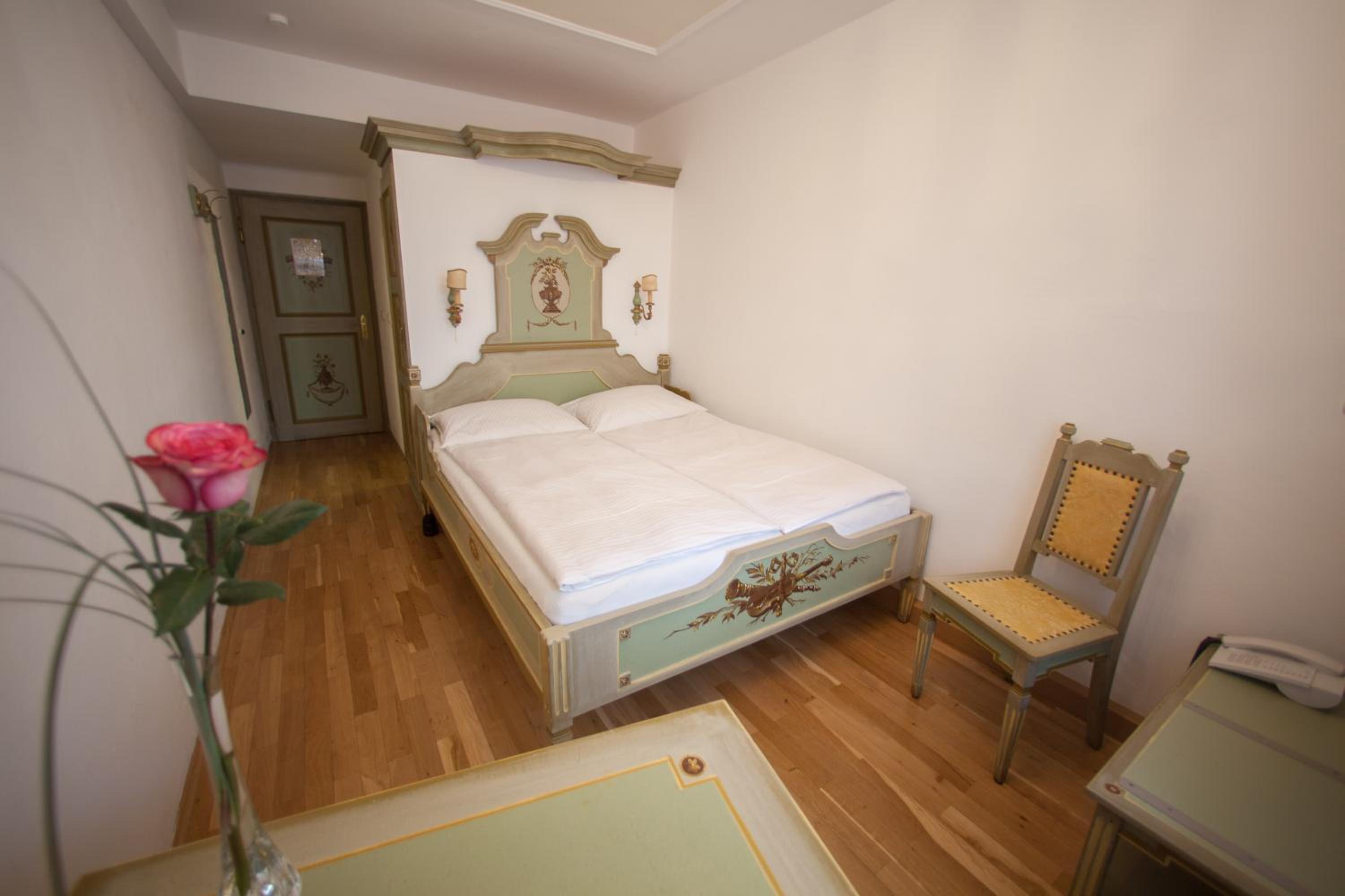Small Double Room - Photo 3