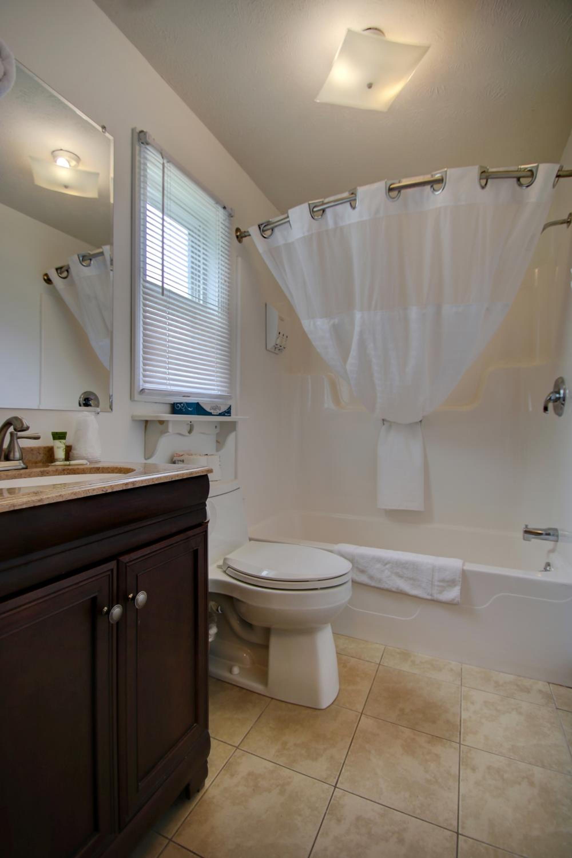Queen and Double Room - Photo 8