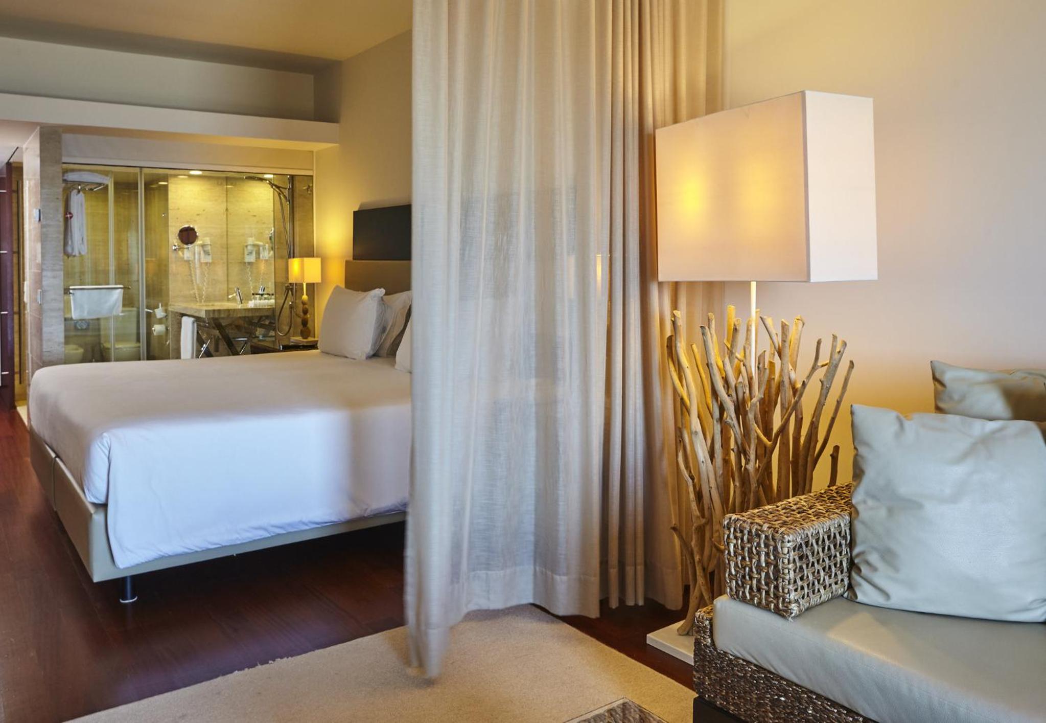 Twin Junior Suite with Sea View - Mid Floor - Photo 6