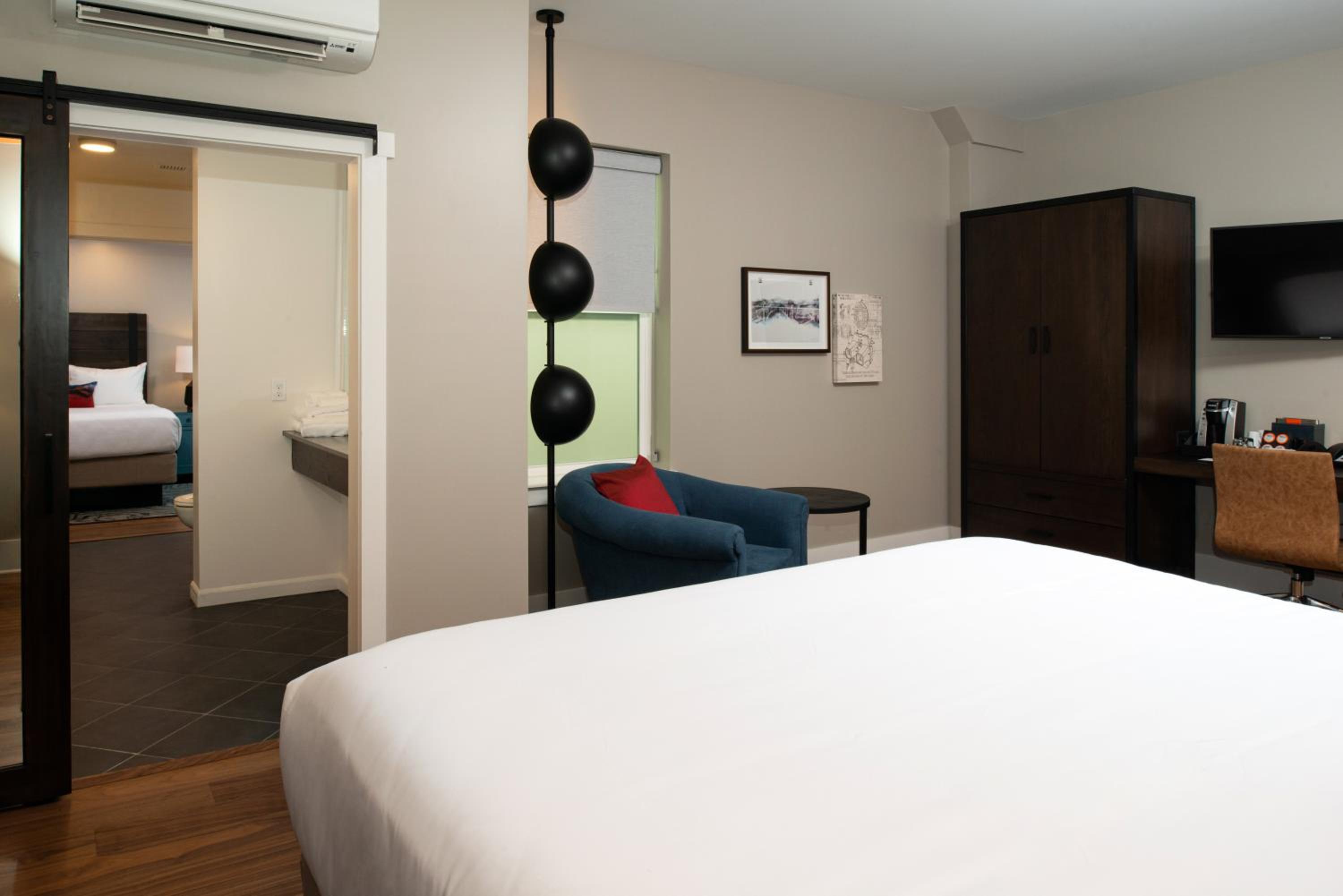 Two-Bedroom Suite with One King and Two Queen Beds - Non-Smoking - Photo 8