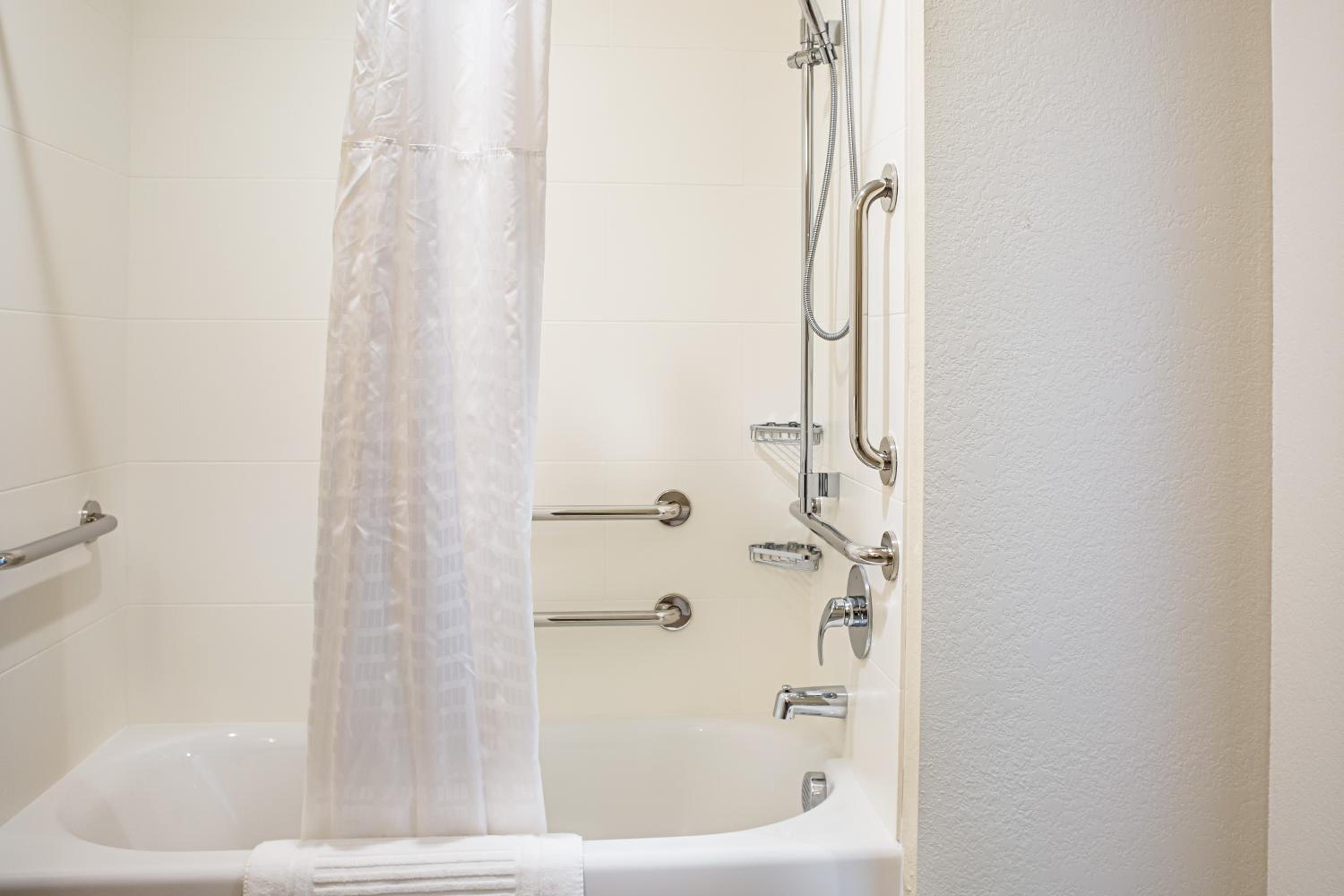 Queen Room with Two Queen Beds and Accessible Tub - Accessible/Non-Smoking photo 3
