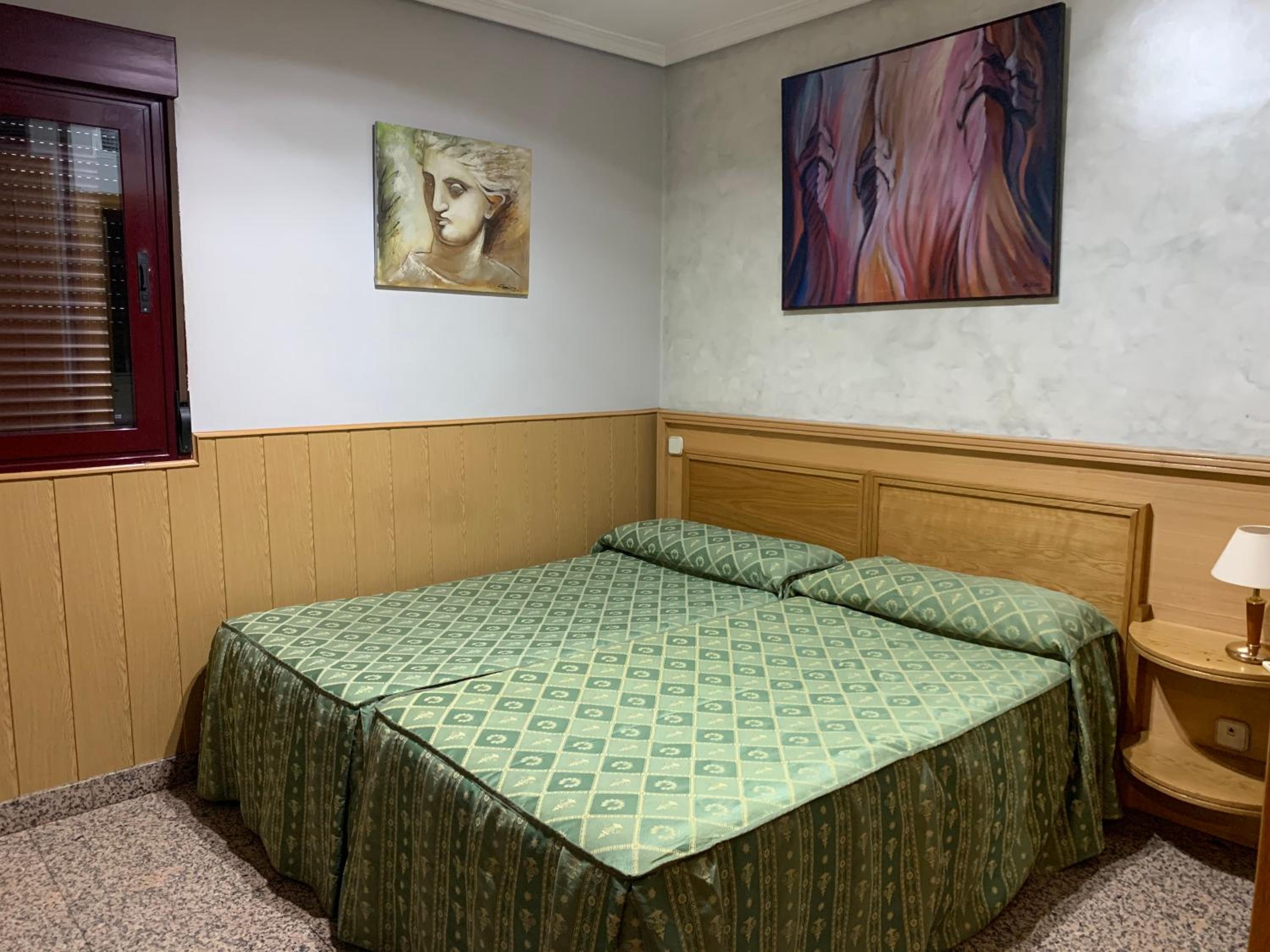 Twin Room - Photo 32