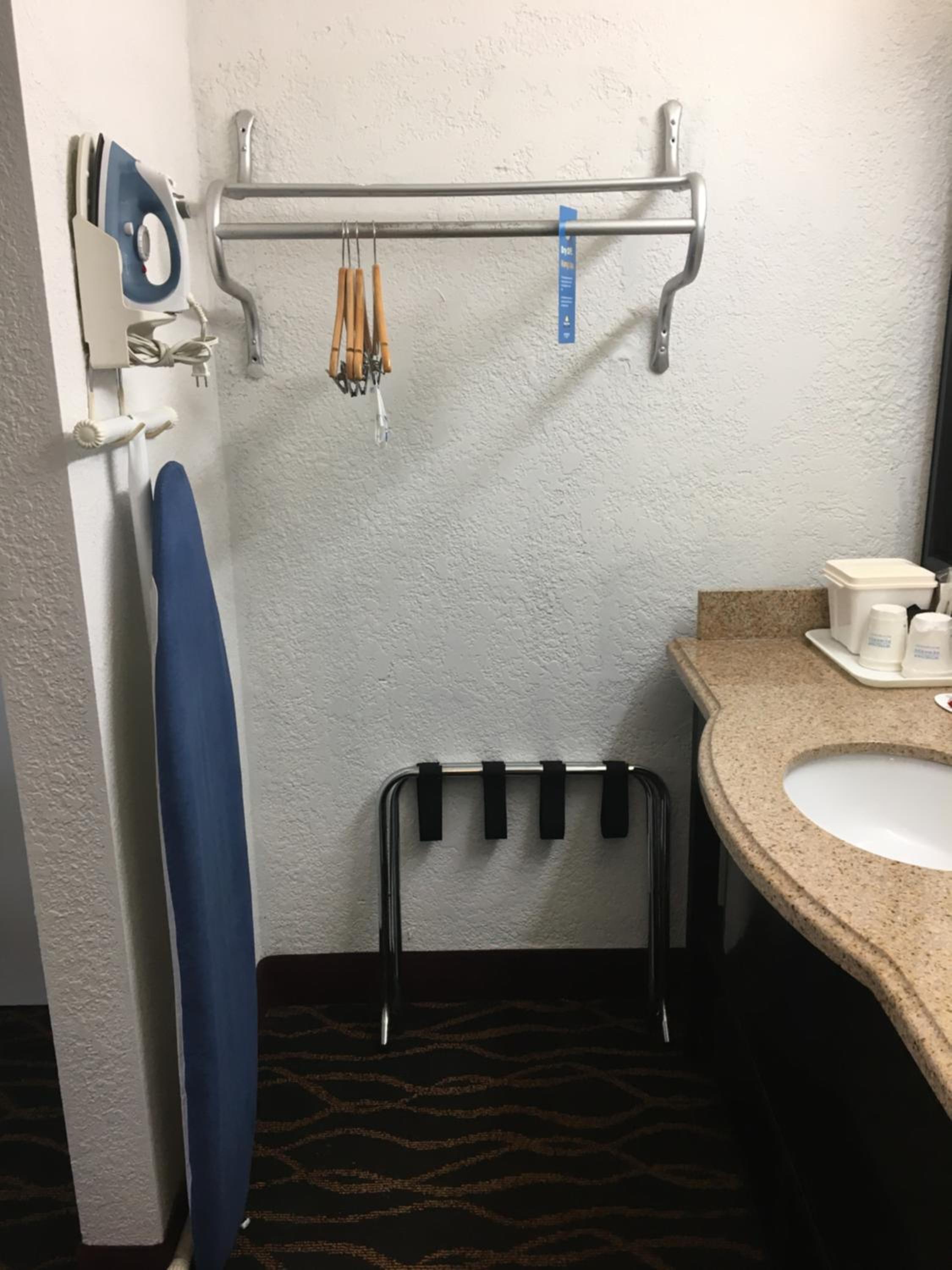 Deluxe King Room - Non-Smoking - Photo 2