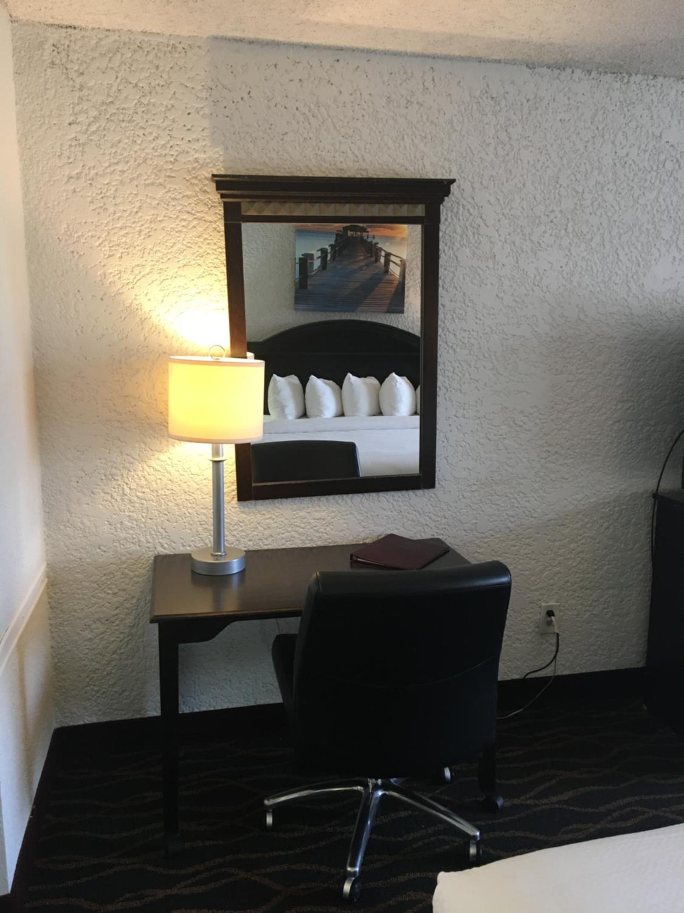 Deluxe King Room - Non-Smoking - Photo 4