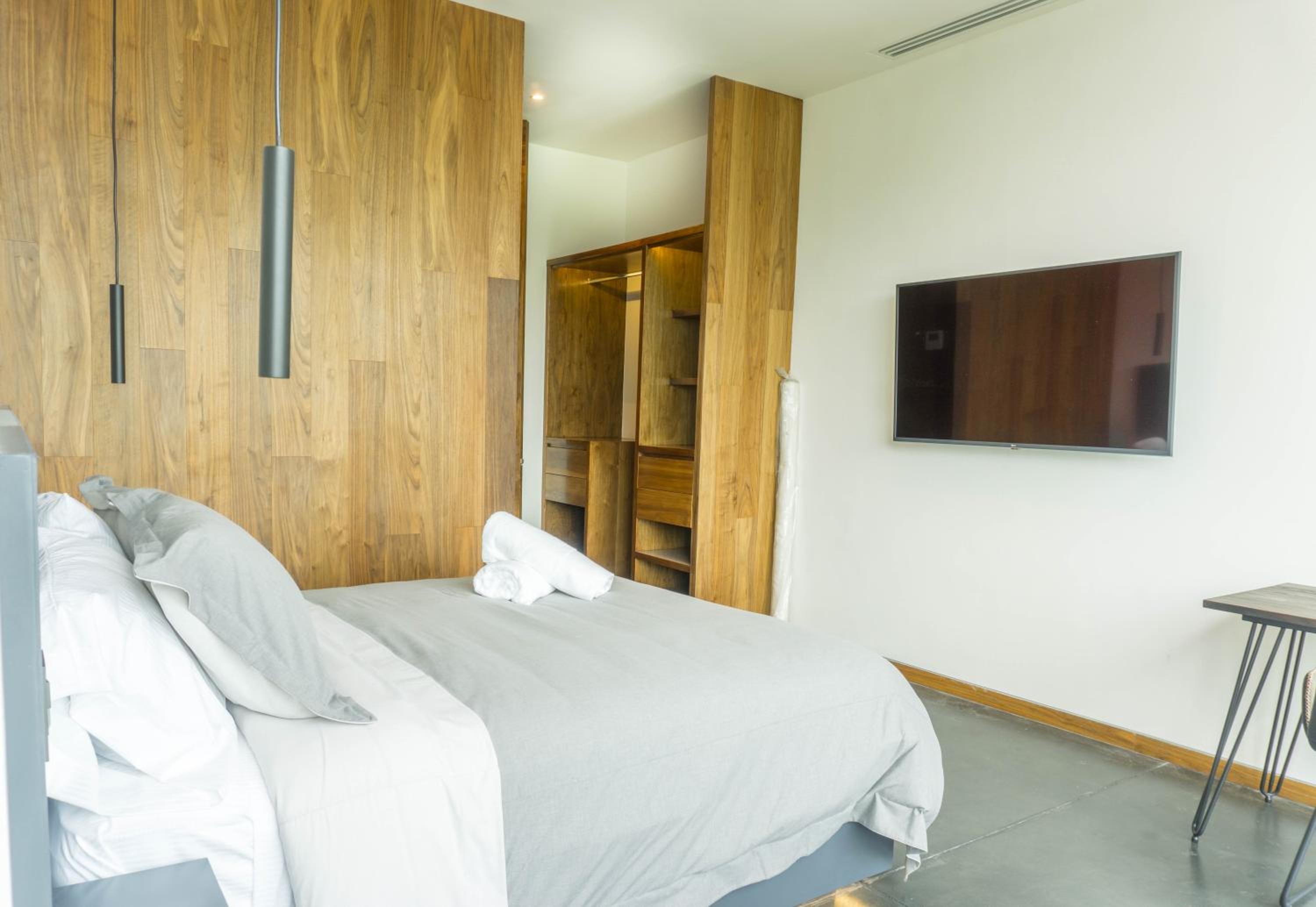 Executive Suite - Photo 10