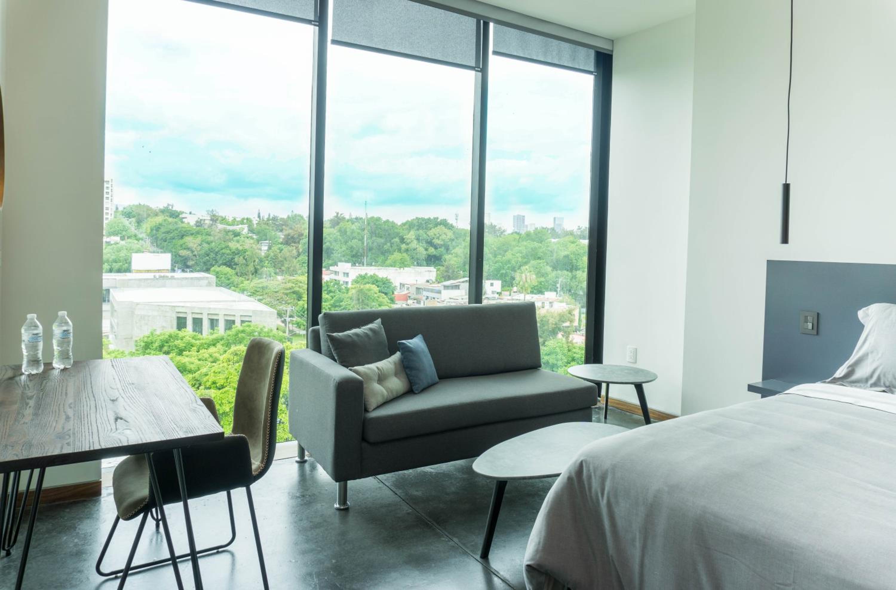 Executive Suite - Photo 9