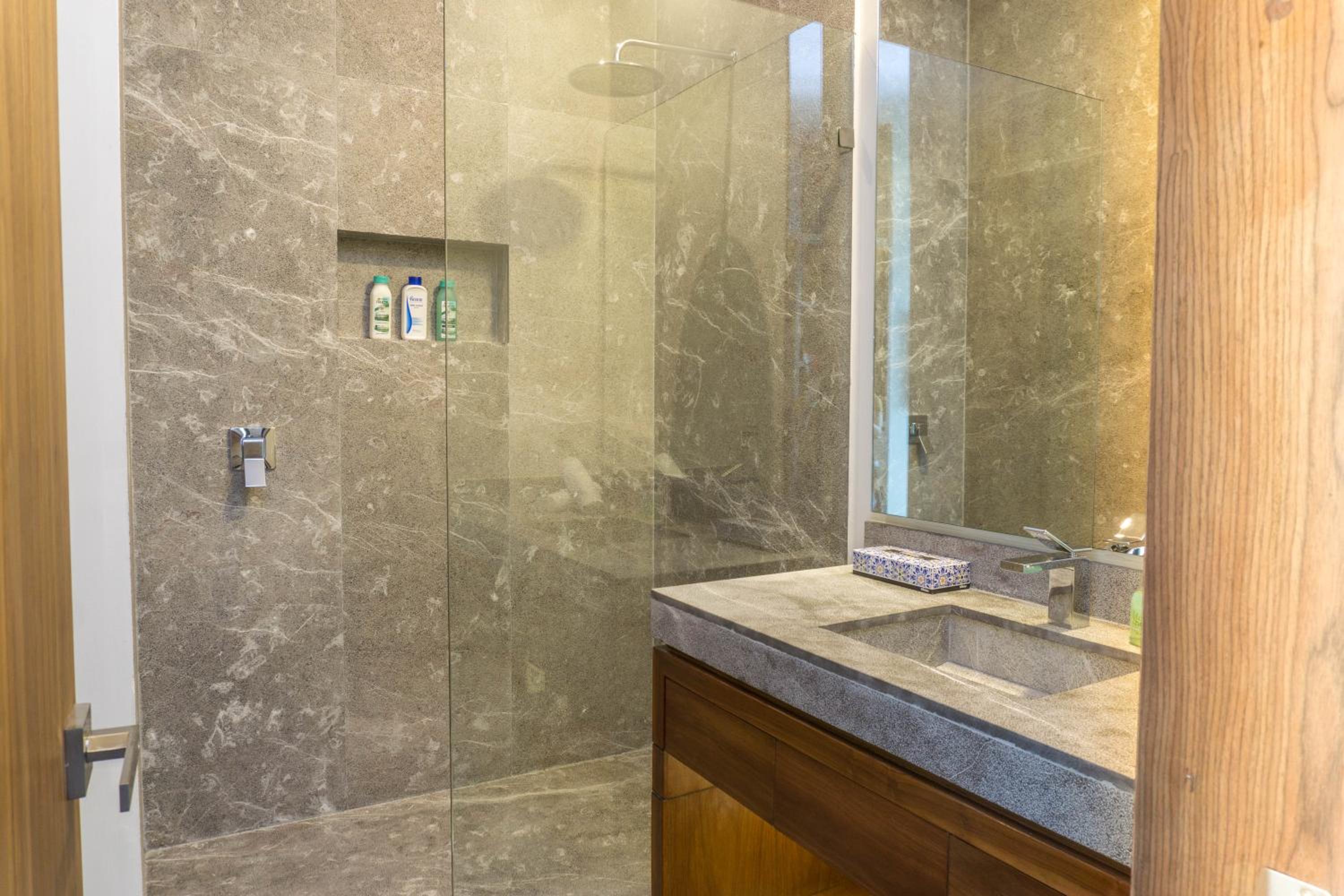 Executive Suite - Photo 7