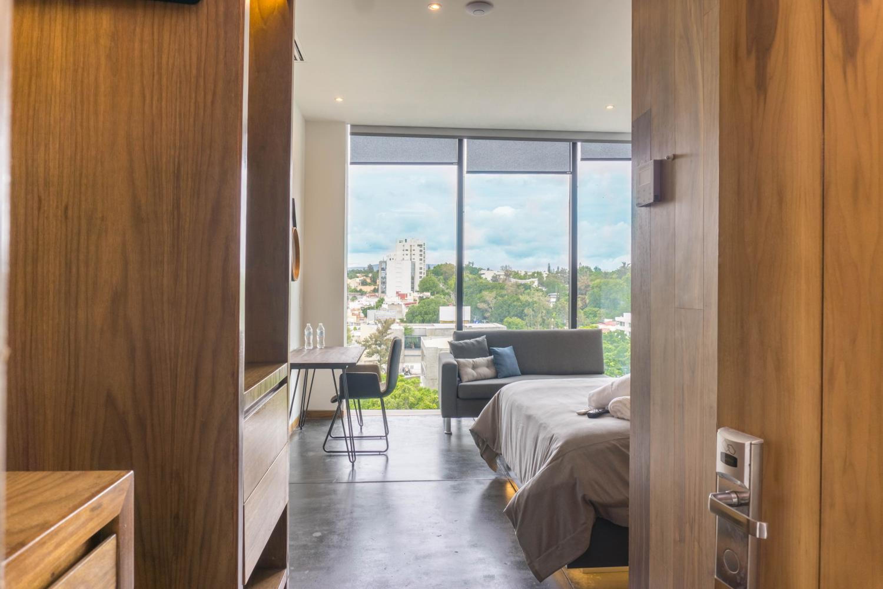 Executive Suite - Photo 6