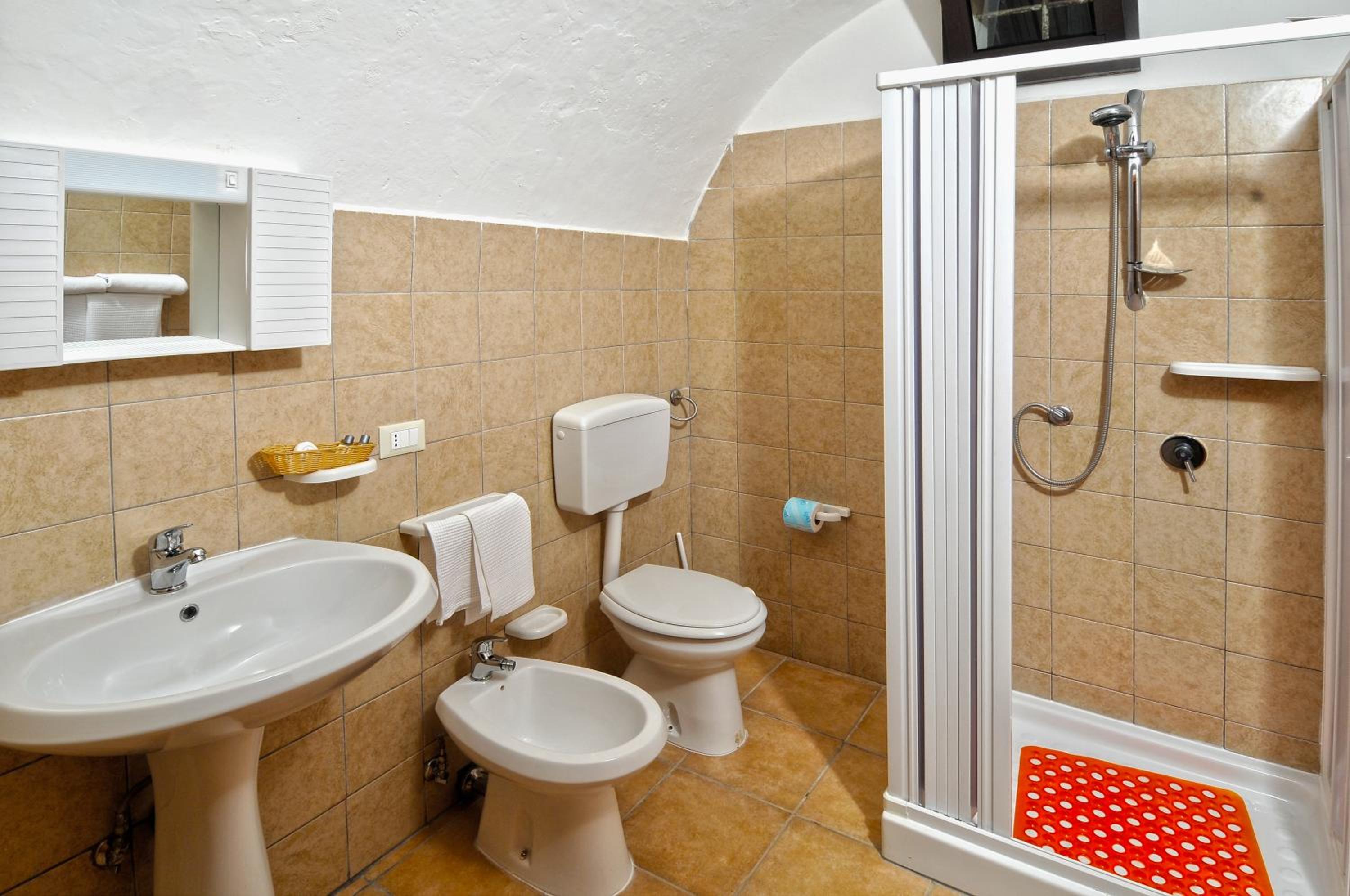 Double or Twin Room - Photo 4