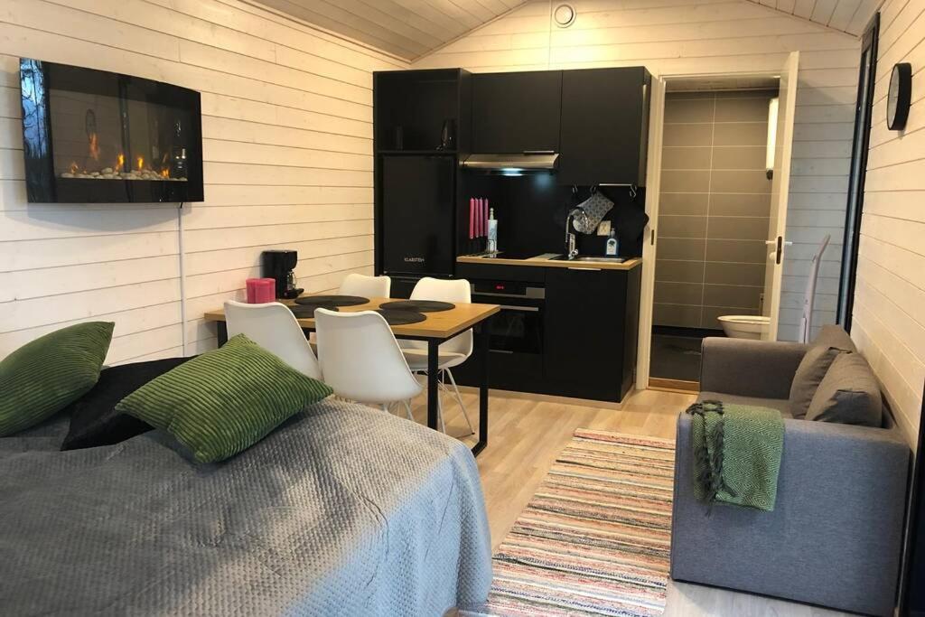 One-Bedroom House - Photo 8