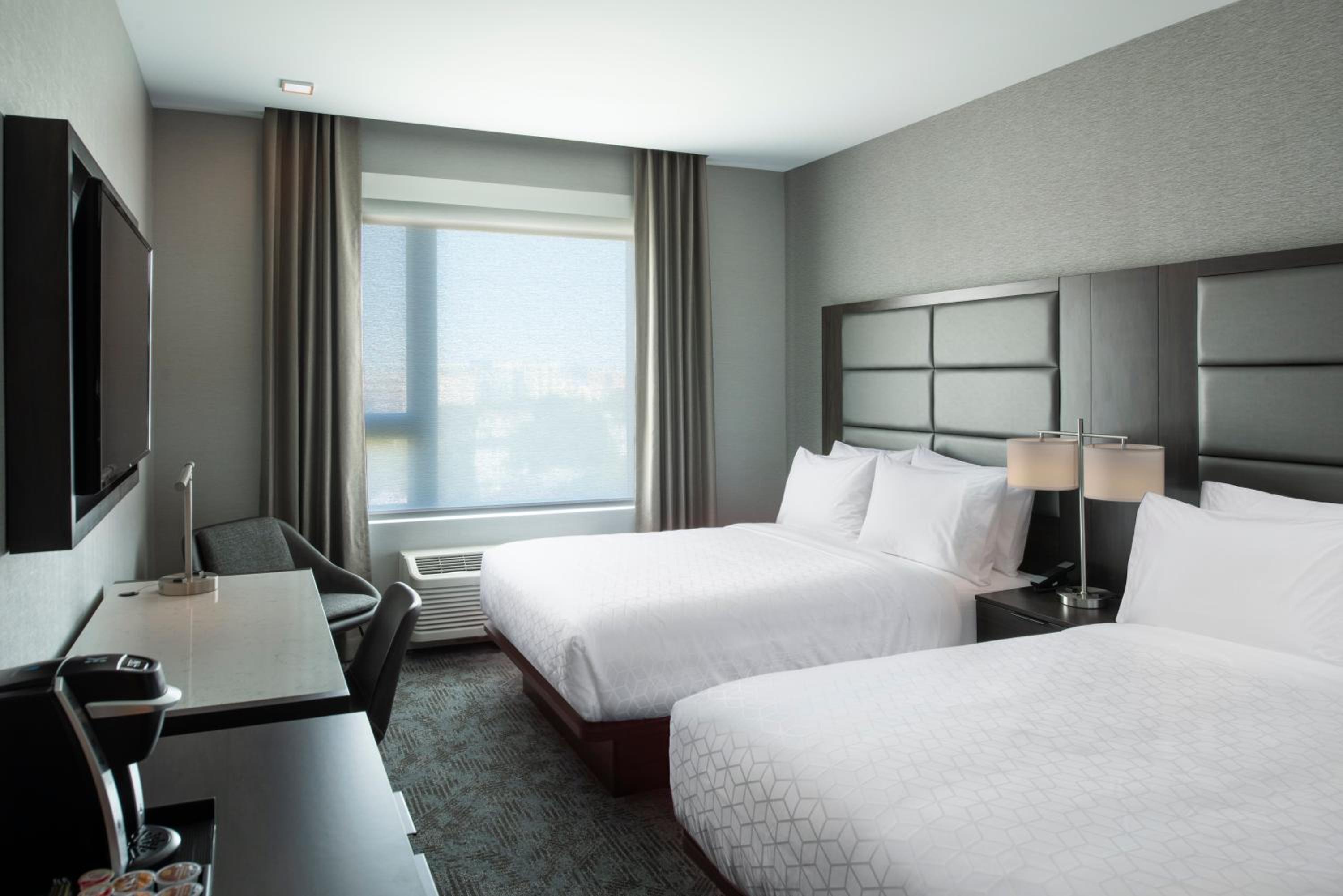 Standard Room with Two Queen Beds - Photo 2