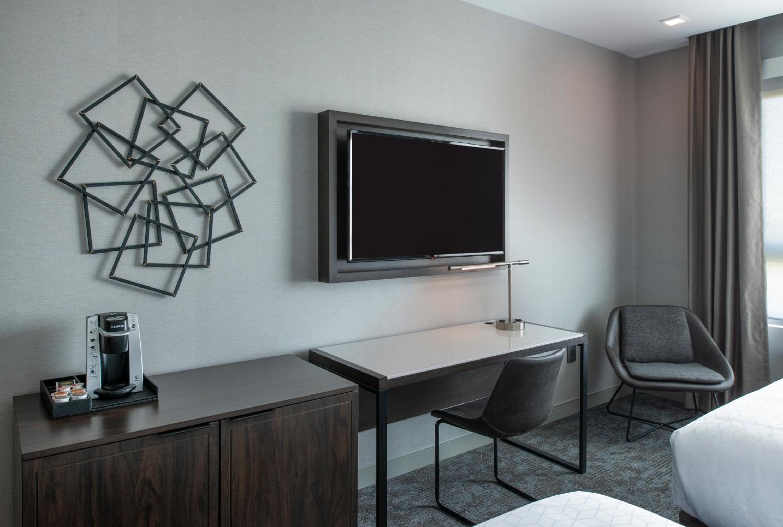 Standard Room with Two Queen Beds - Photo 10