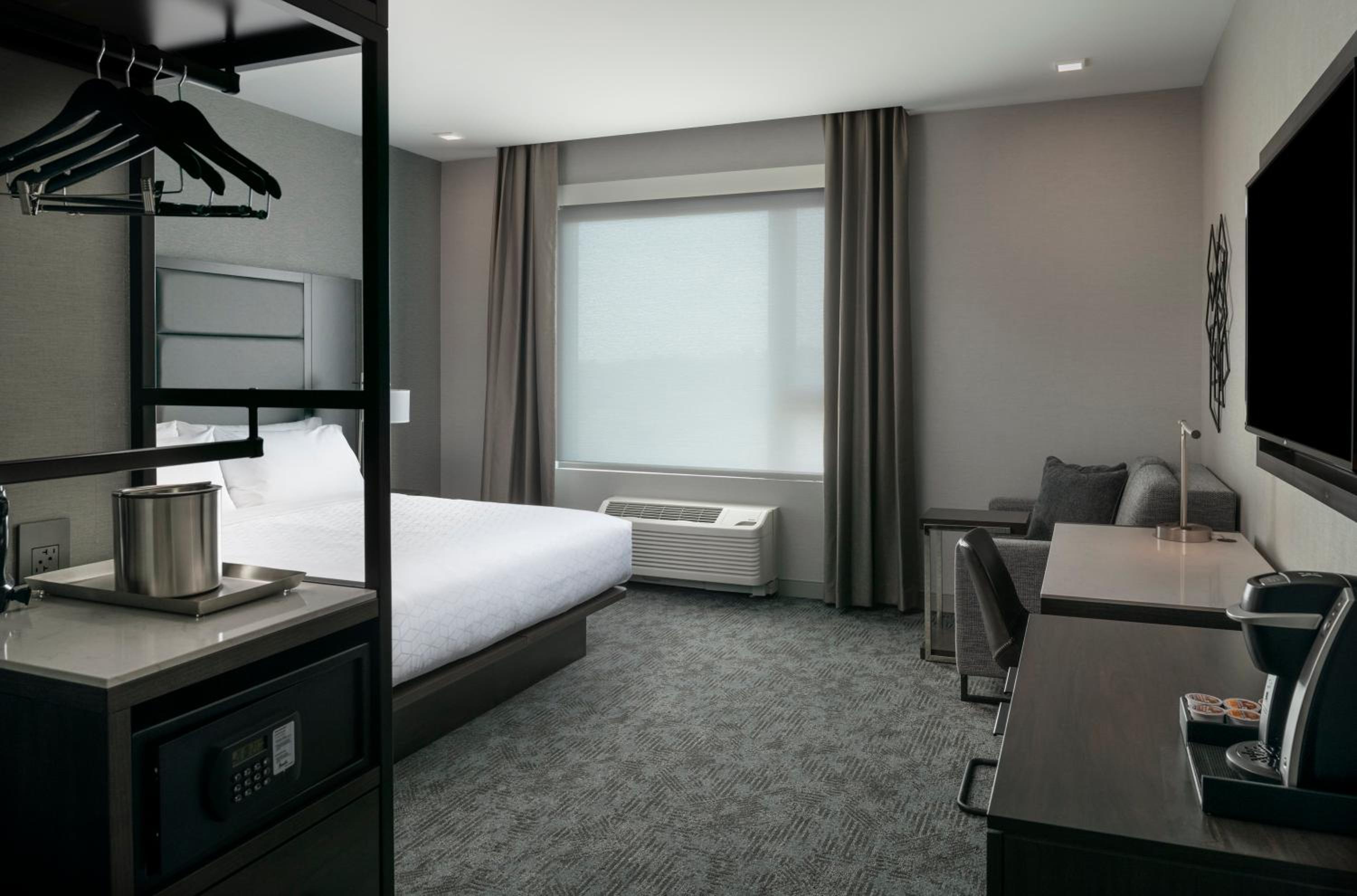 Standard King Room with Mobility Accessible Tub - Photo 9