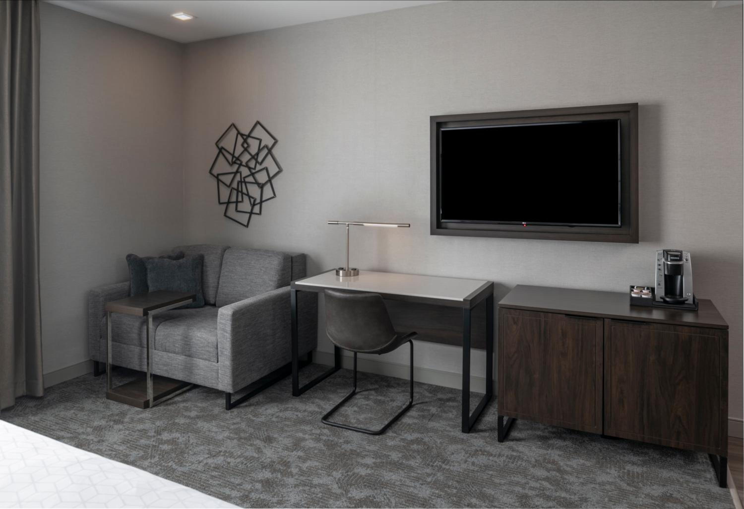 Standard King Room with Mobility Accessible Tub - Photo 12