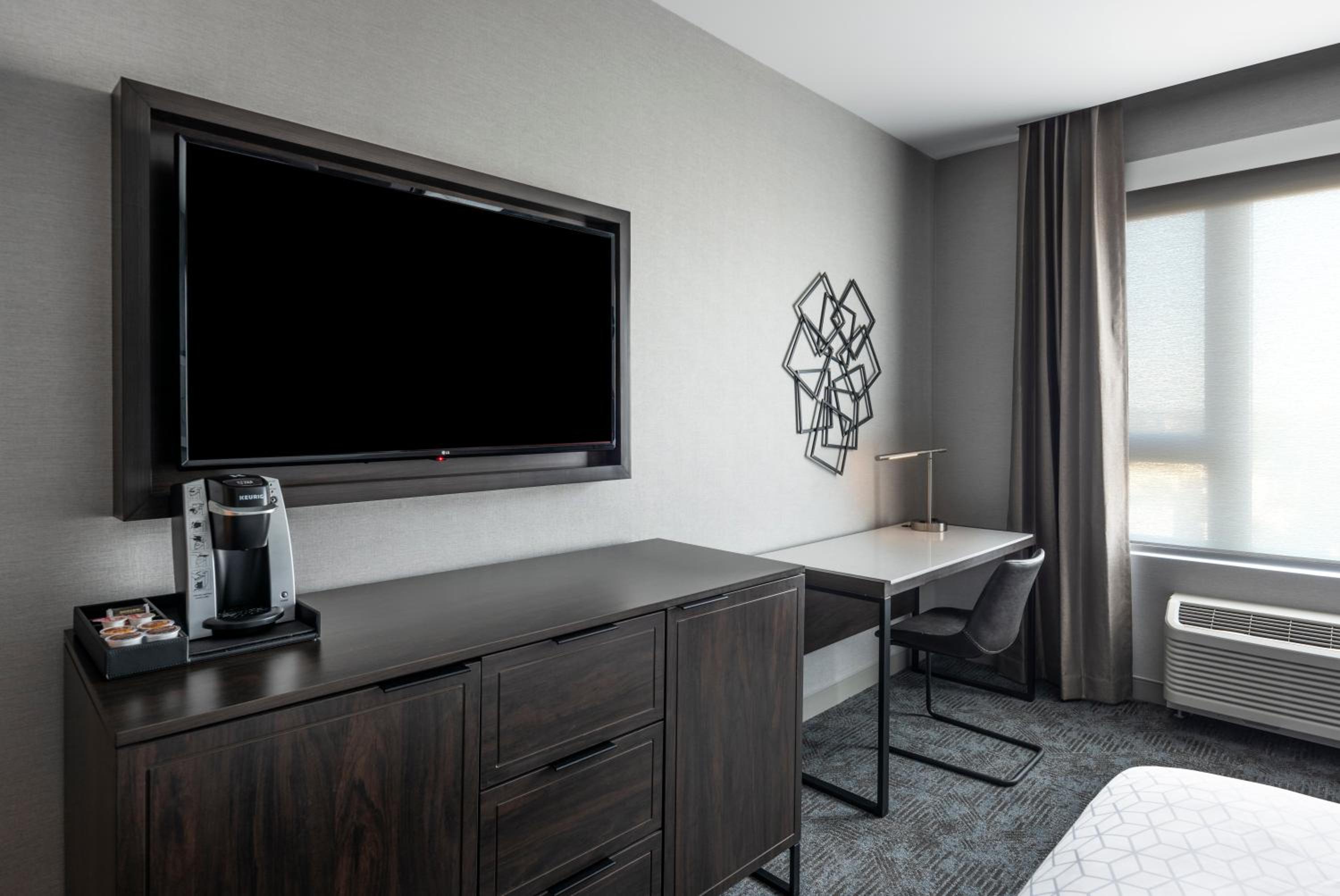 Standard King Room - Photo 9