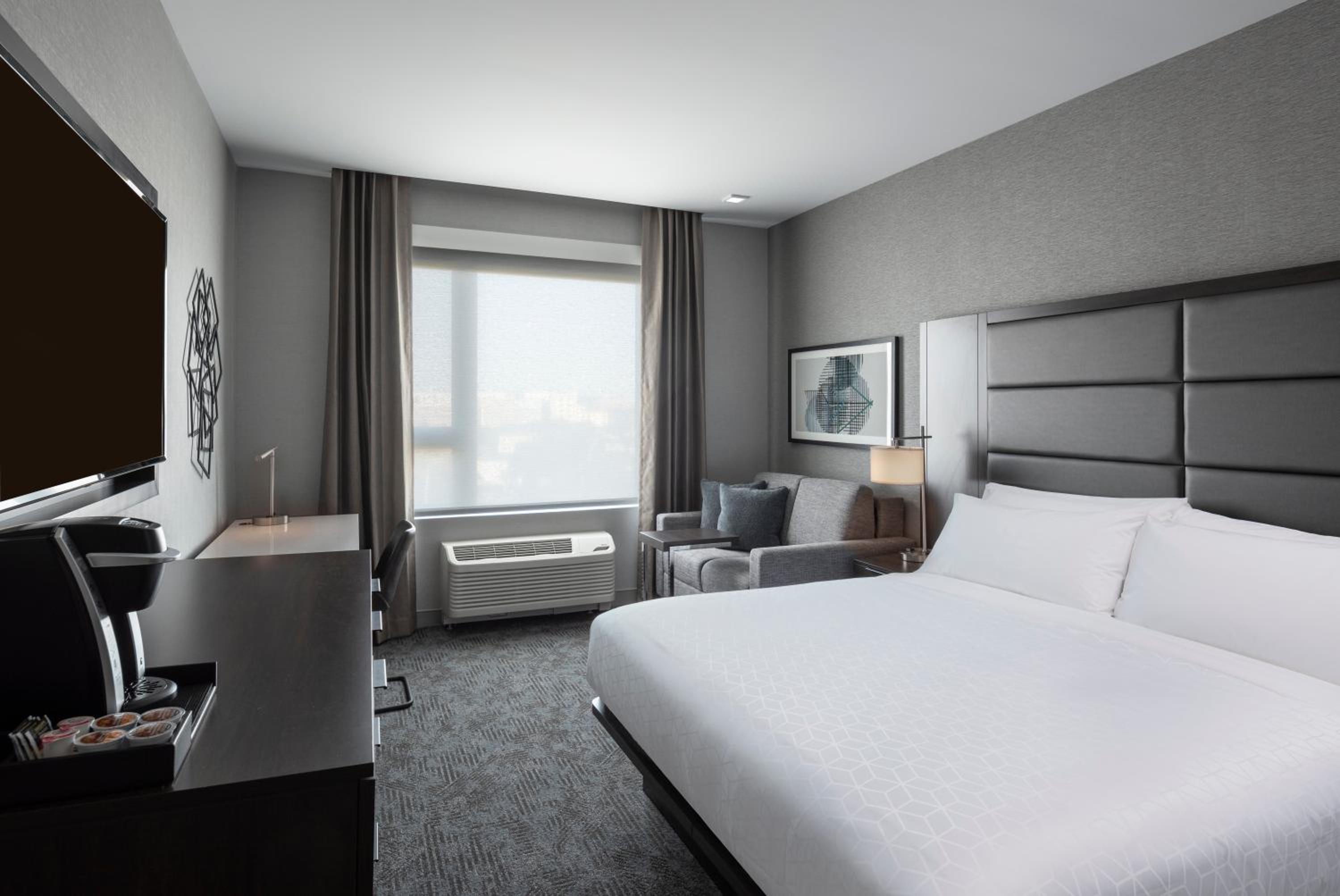 Standard King Room - Photo 11