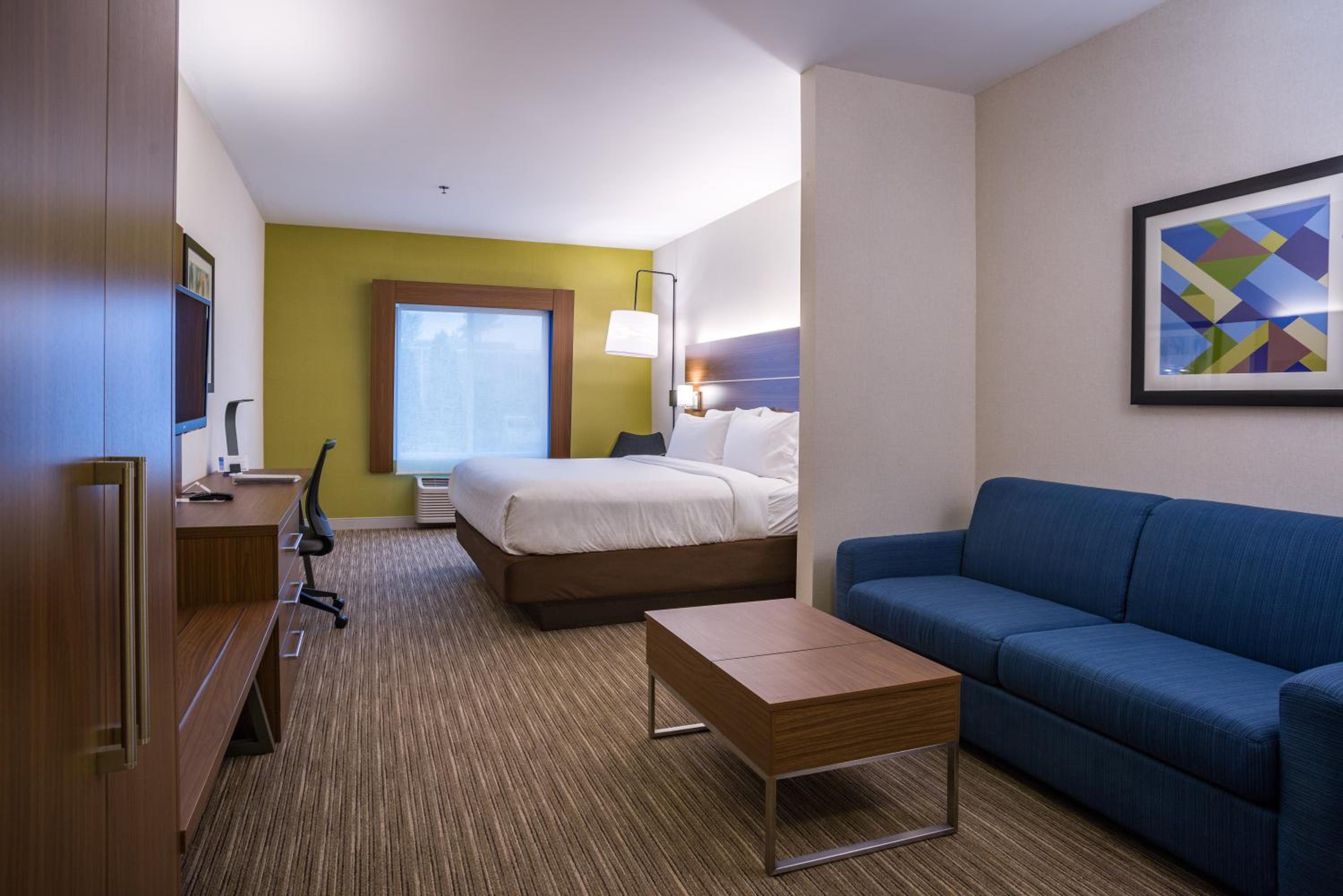 Standard King Room with Sofa Bed - Photo 5