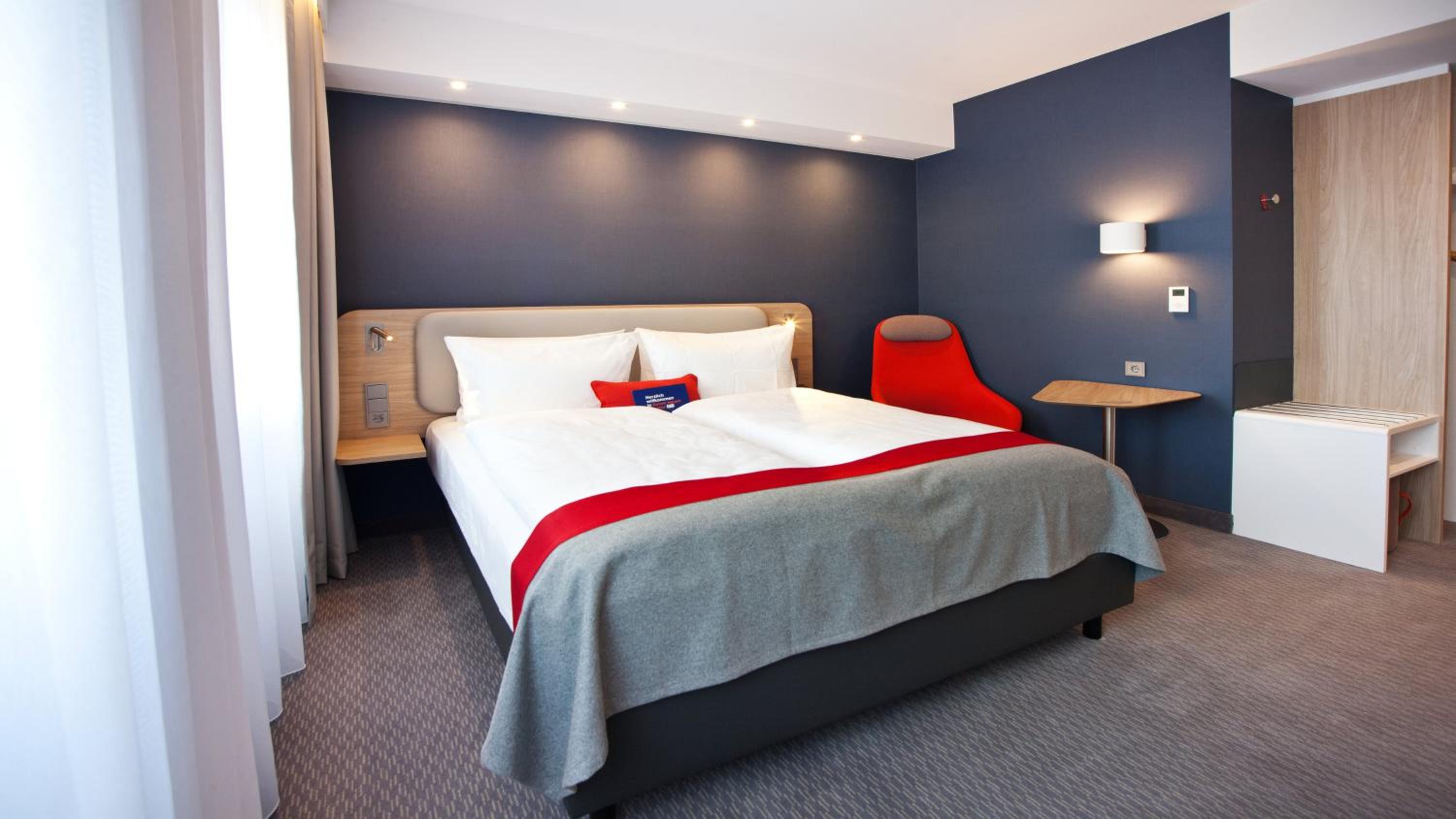 Standard Queen Room - Photo 8