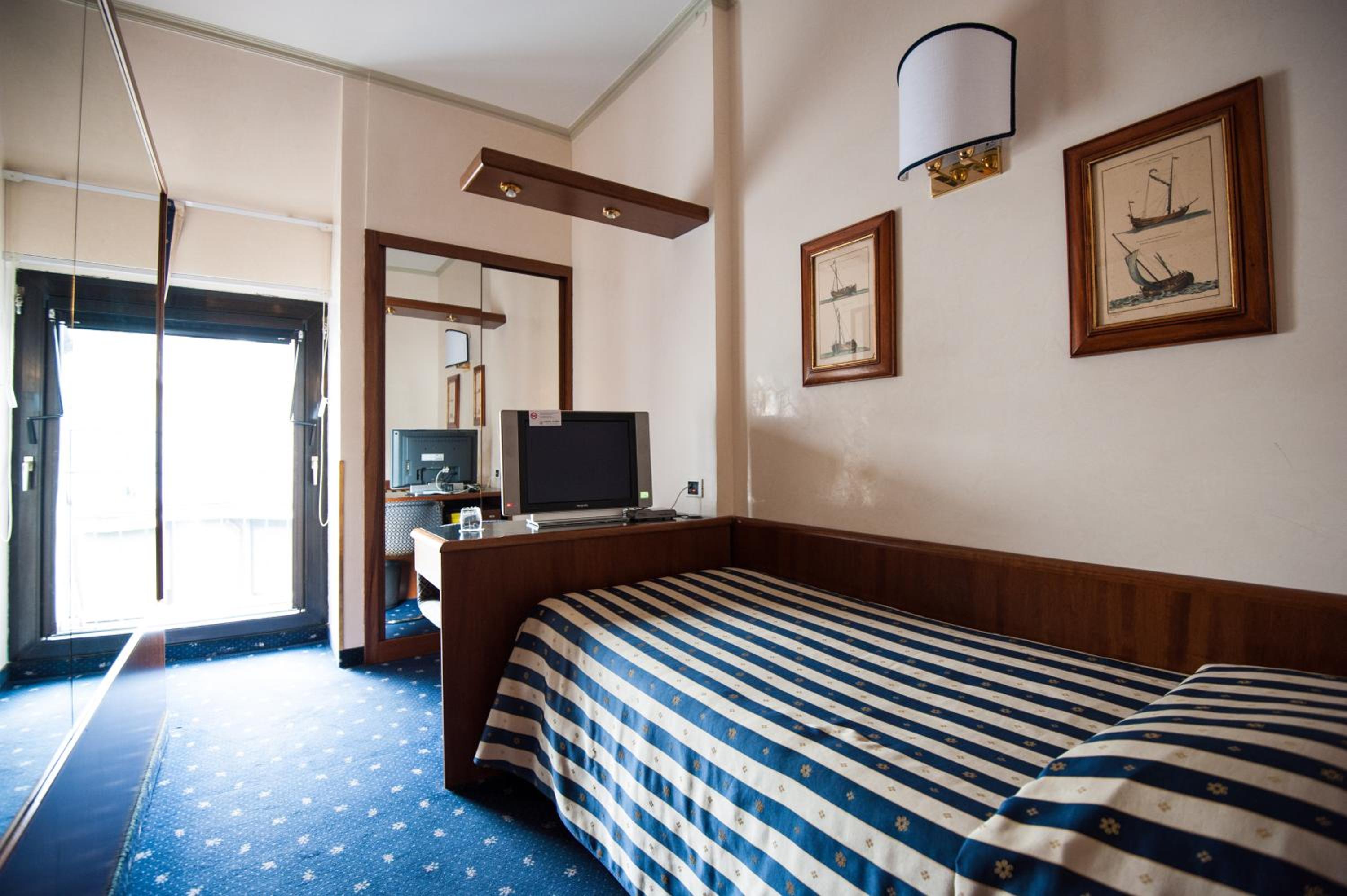 Single Room thumbnail 6