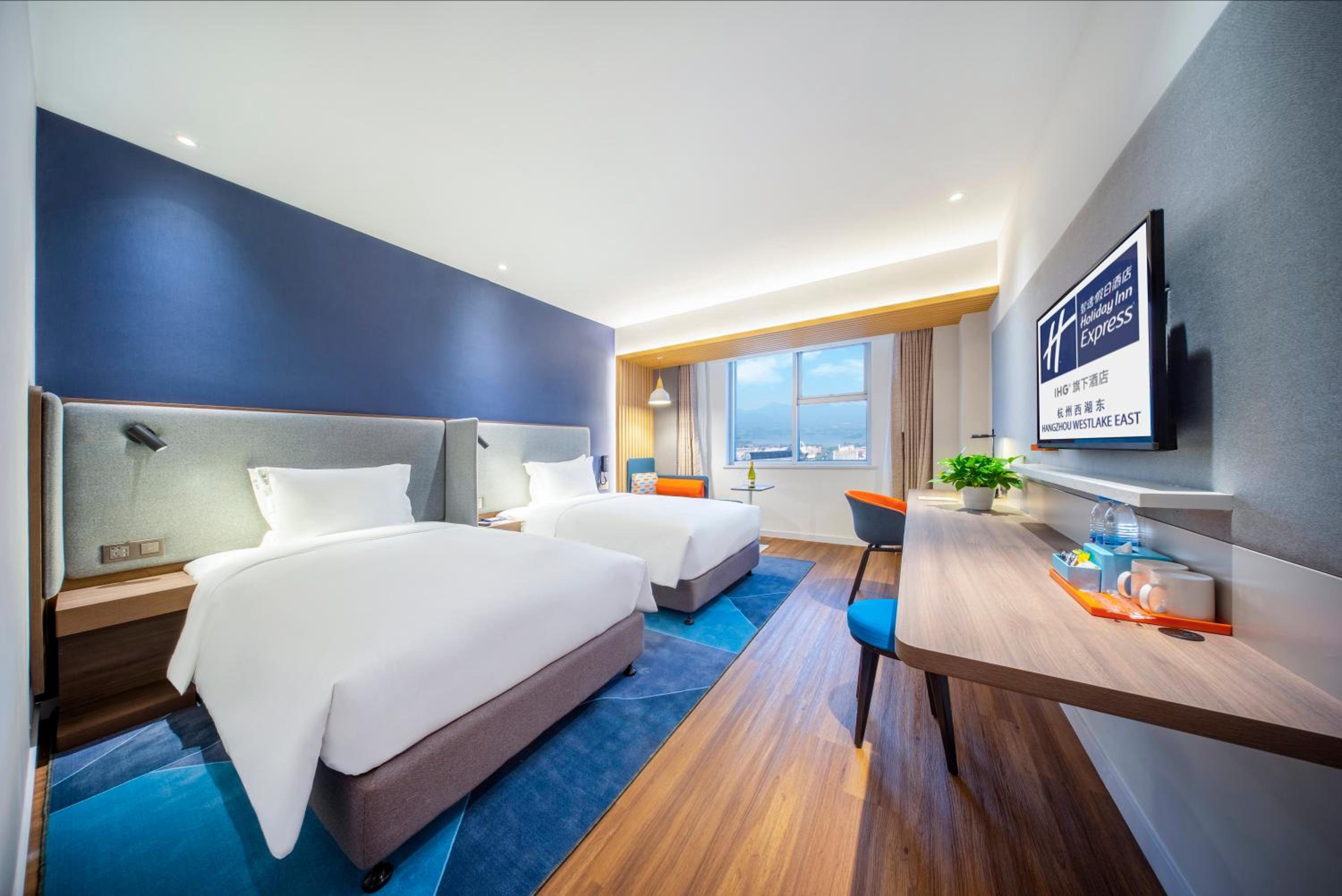 Standard Twin Room with Lake View thumbnail 6