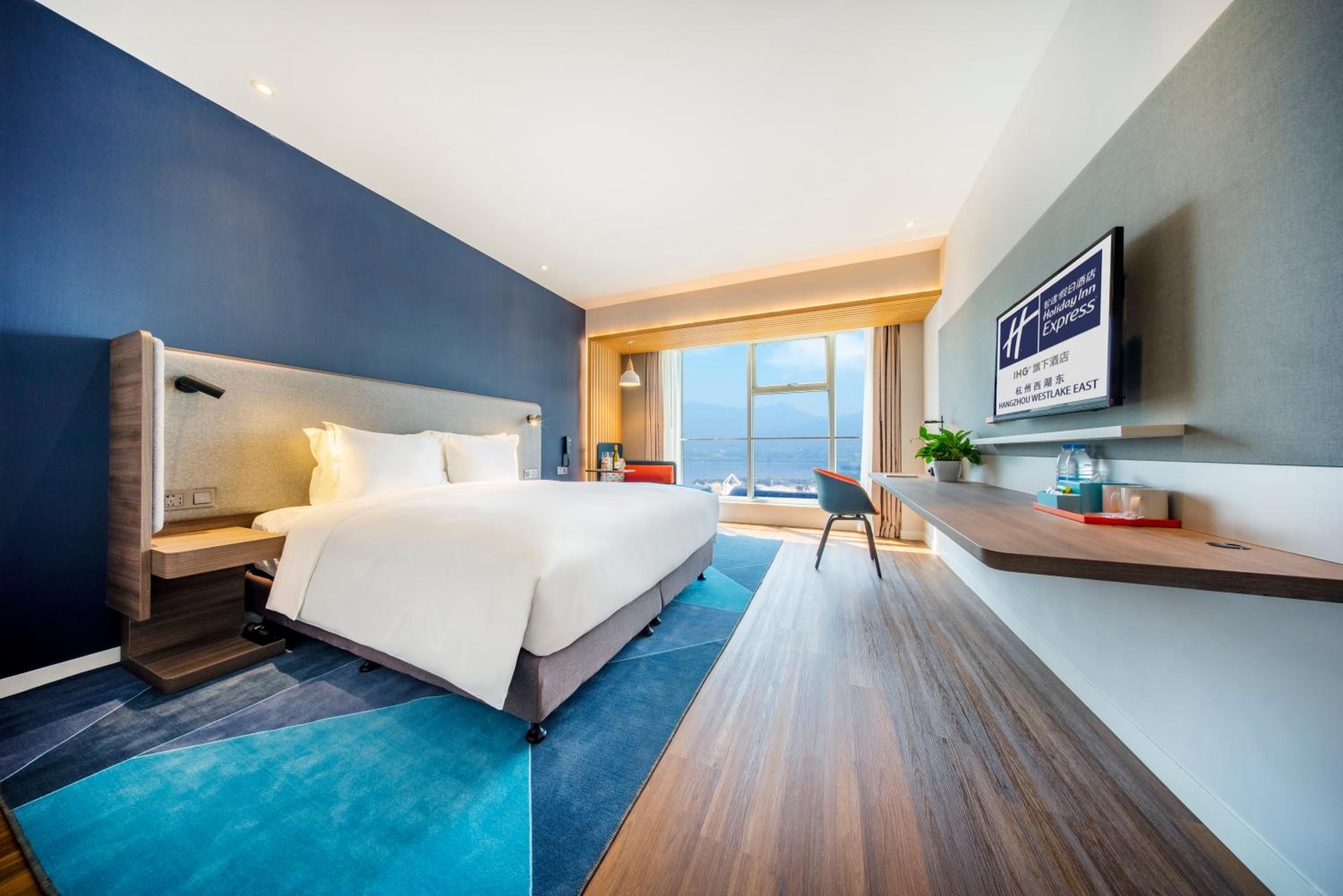 Standard King Room with Lake View thumbnail 6