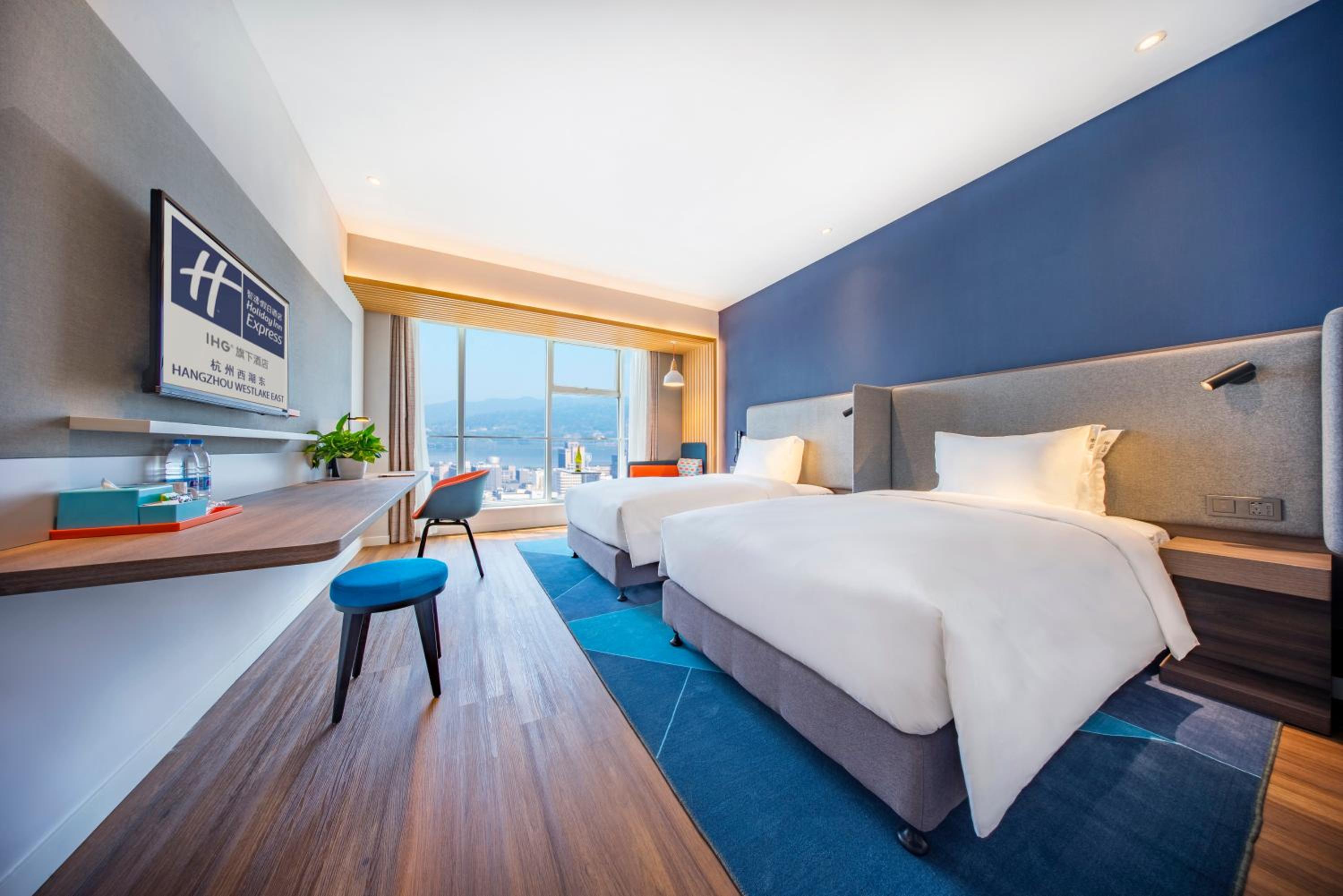 Standard Twin Room with Lake View thumbnail 6