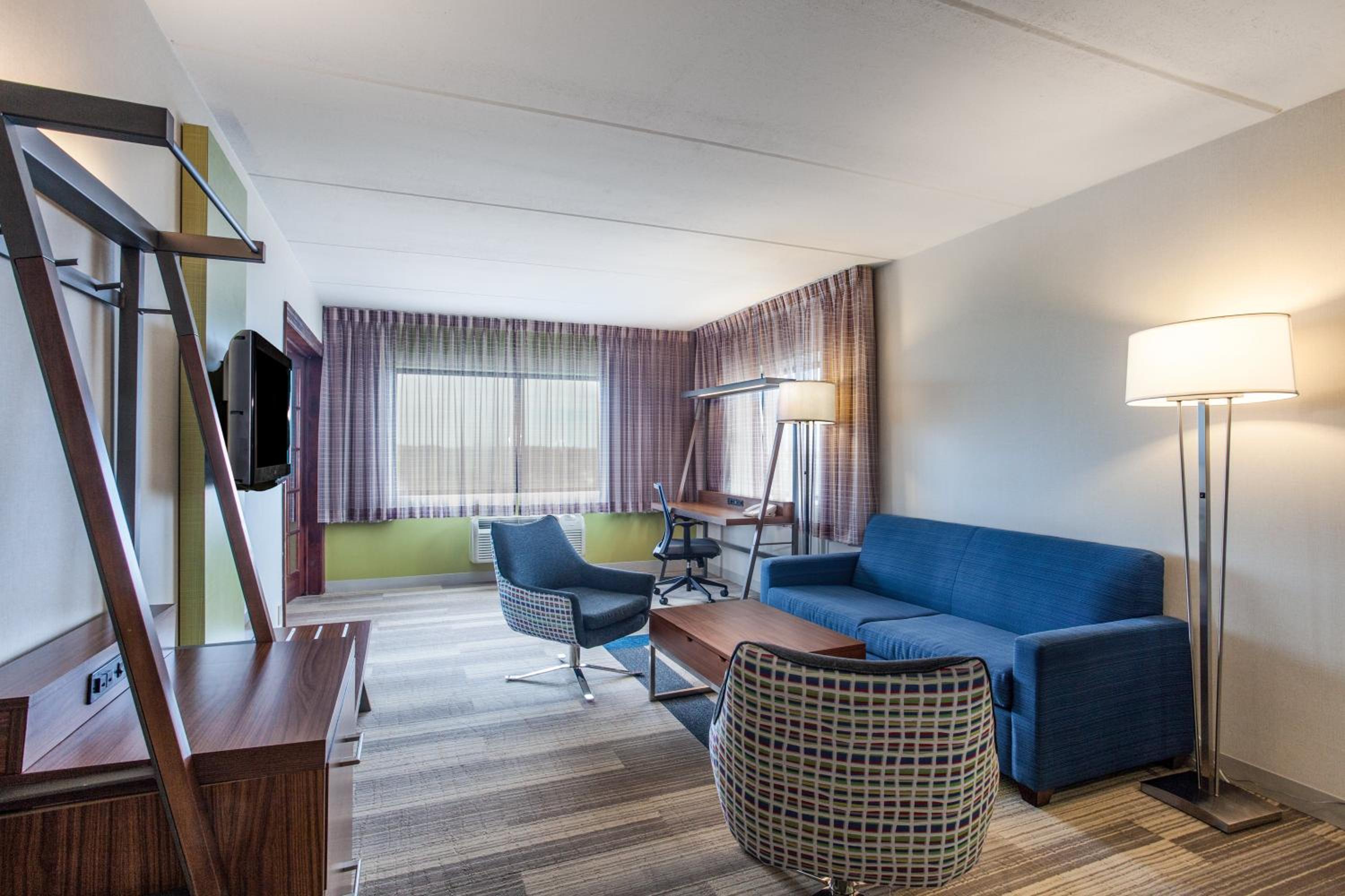 One-Bedroom King Suite with Sofa Bed - Photo 3