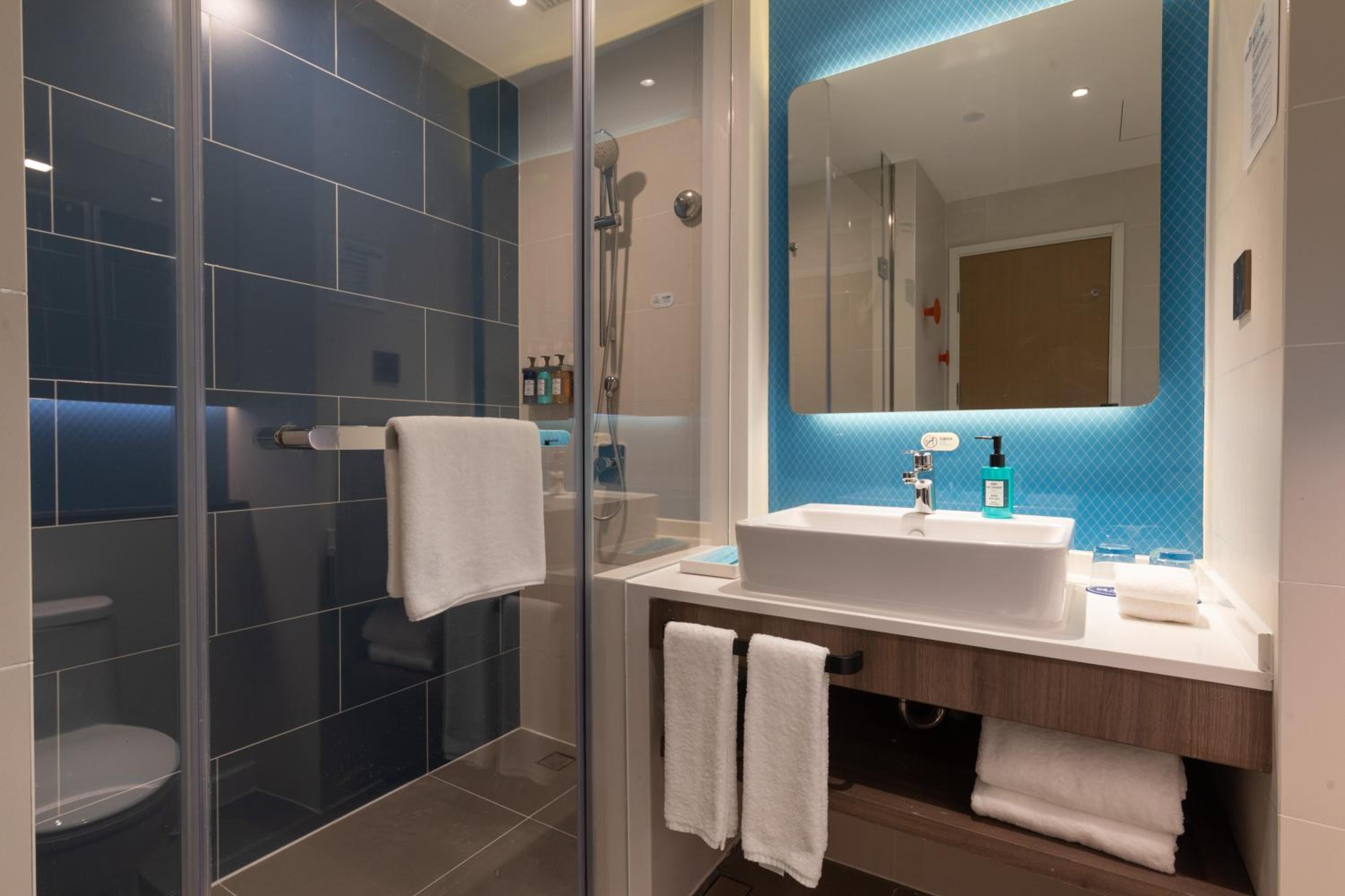 Standard King Room - Photo 5