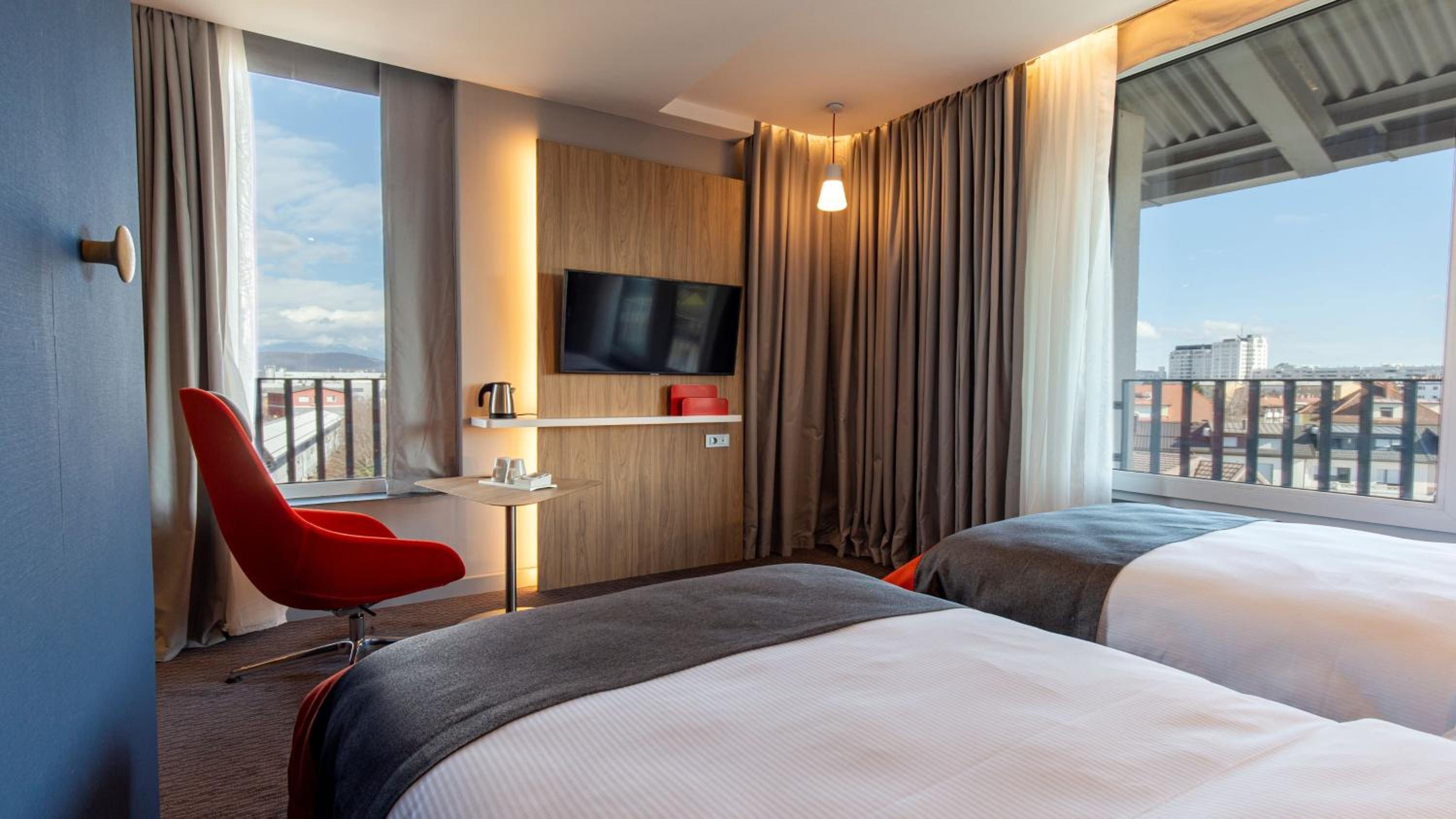 Standard Twin Room with Free Breakfast - Photo 10