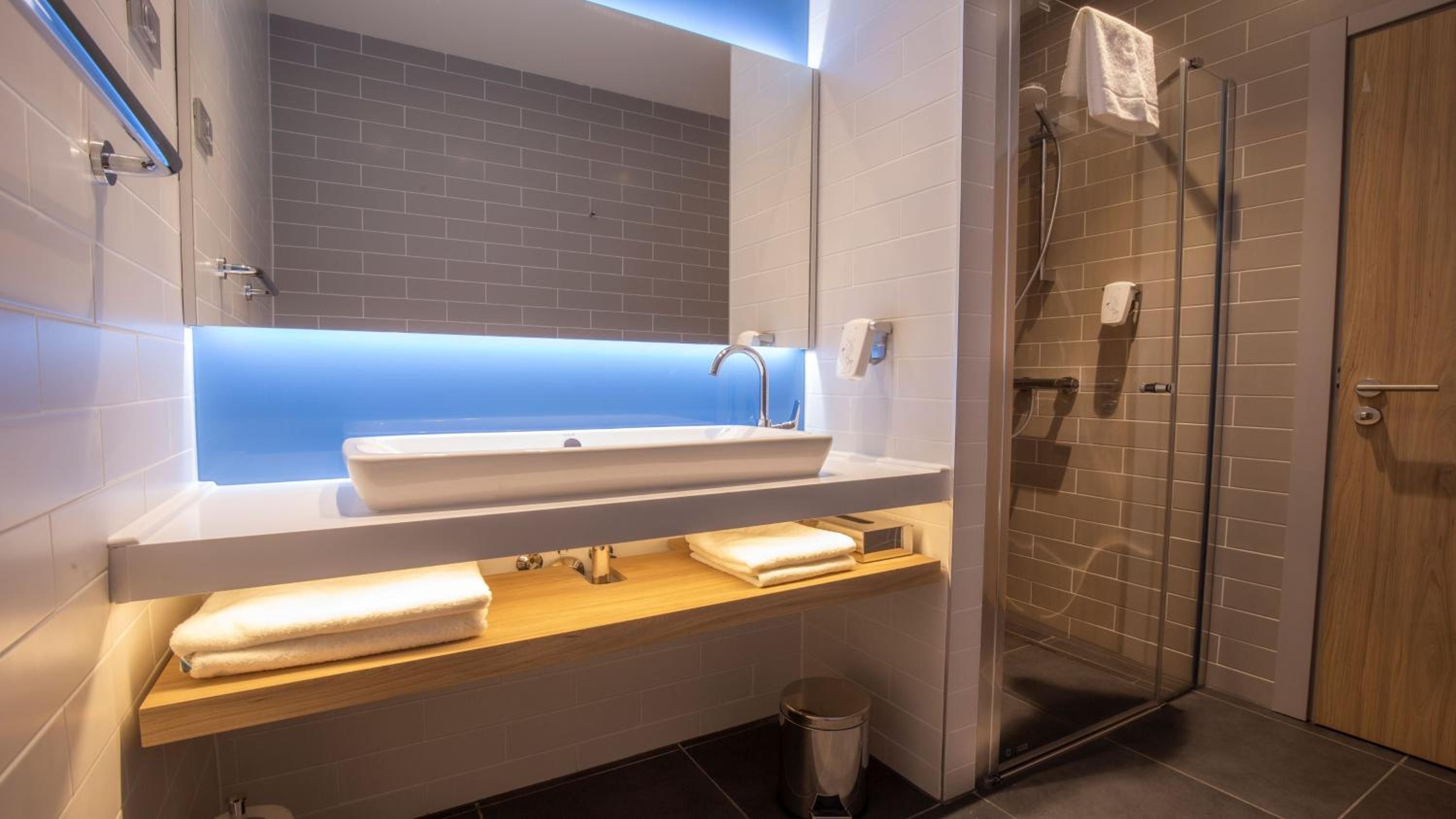 Standard Twin Room with Free Breakfast - Photo 6