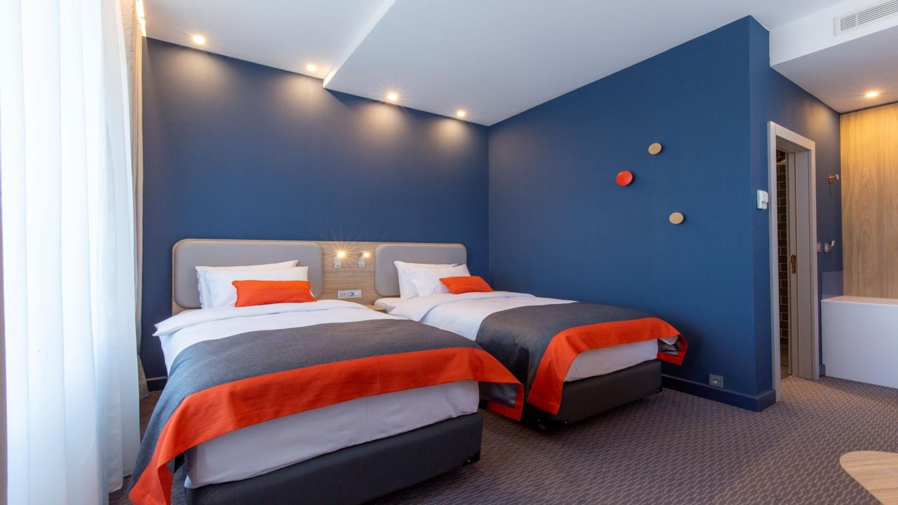 Standard Twin Room with Free Breakfast - Photo 7