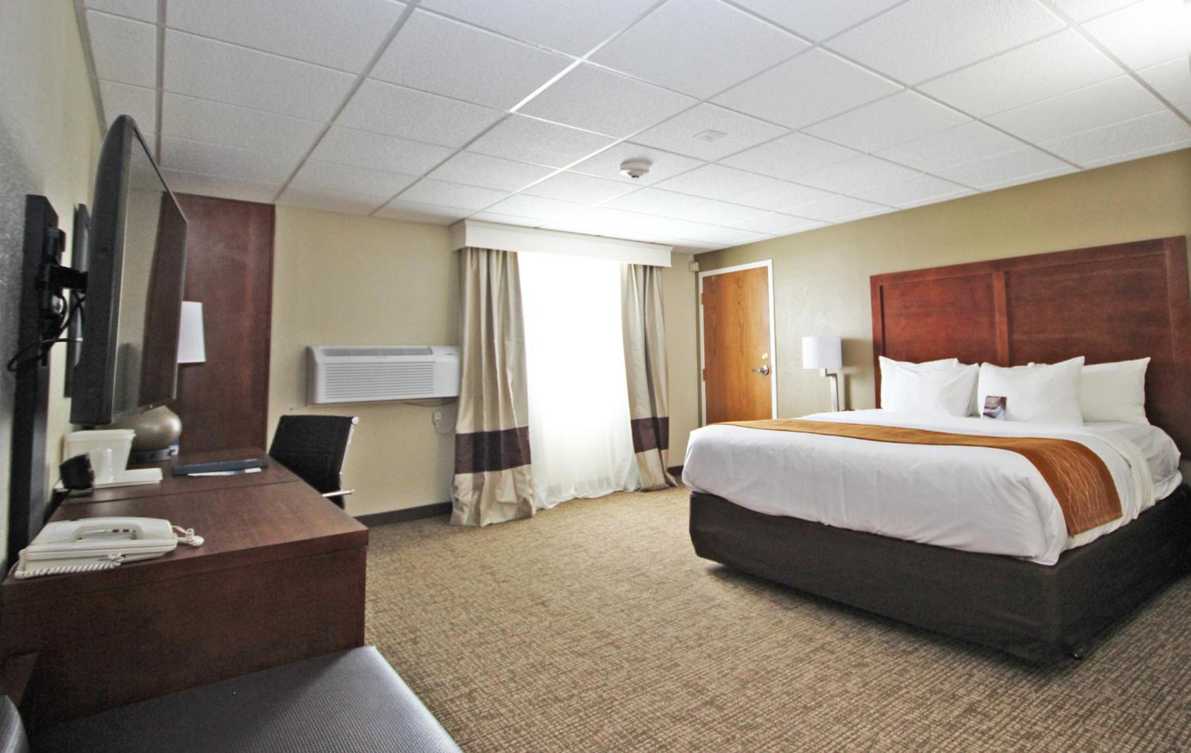 Deluxe King Room with Transfer Shower - Accessible/Non-Smoking photo 2