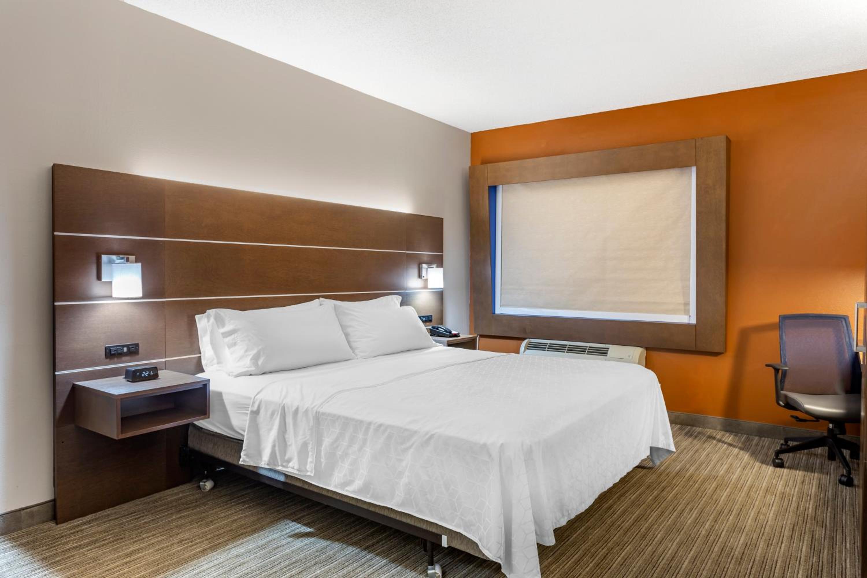 King Room - Mobility Access/Hearing Accessible - Photo 4
