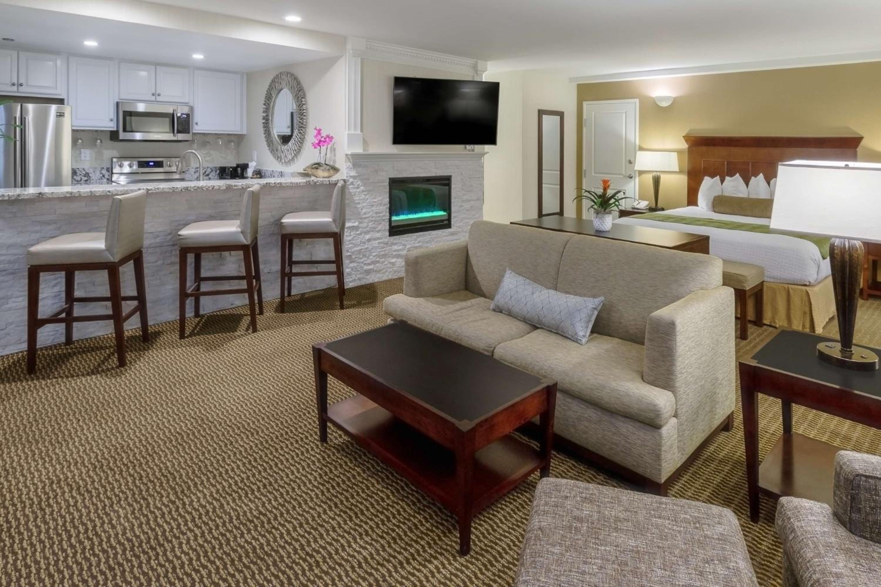 King Suite with Sofa Bed - Non-Smoking - Photo 1