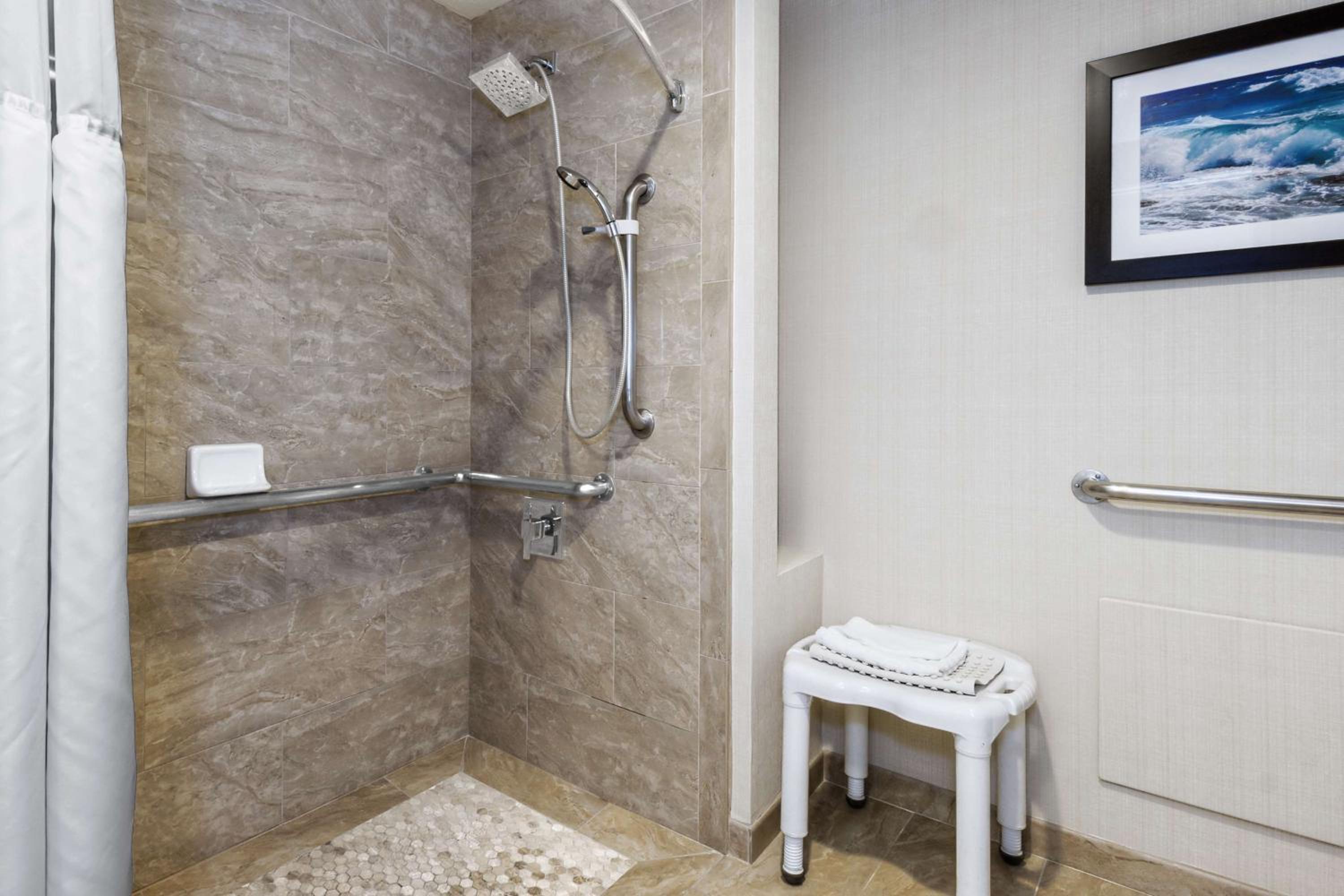 King Room with Roll In Shower-Disability Access - Photo 5