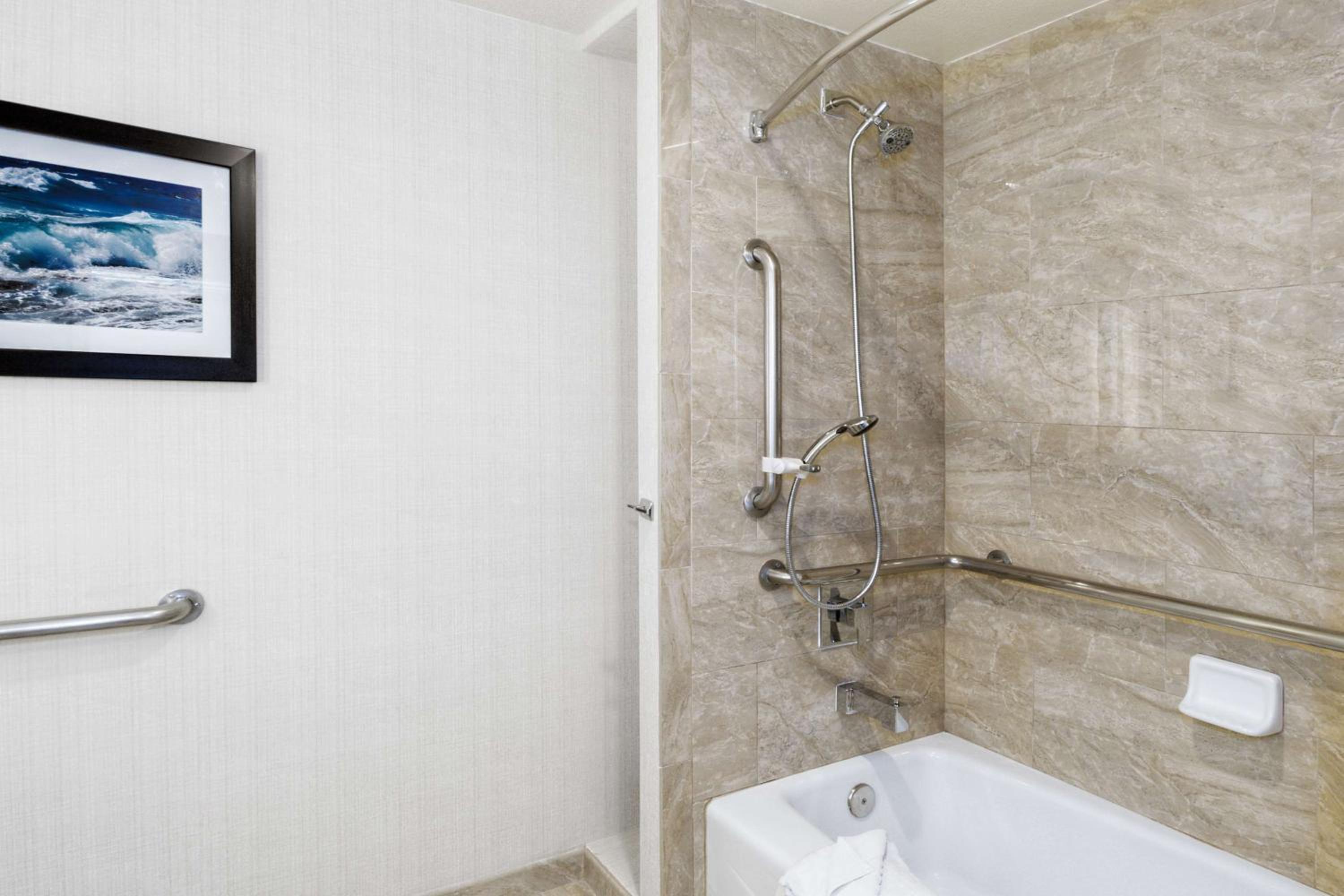 King Room with Bath Tub - Disability Access Room/Non-Smoking - Photo 3