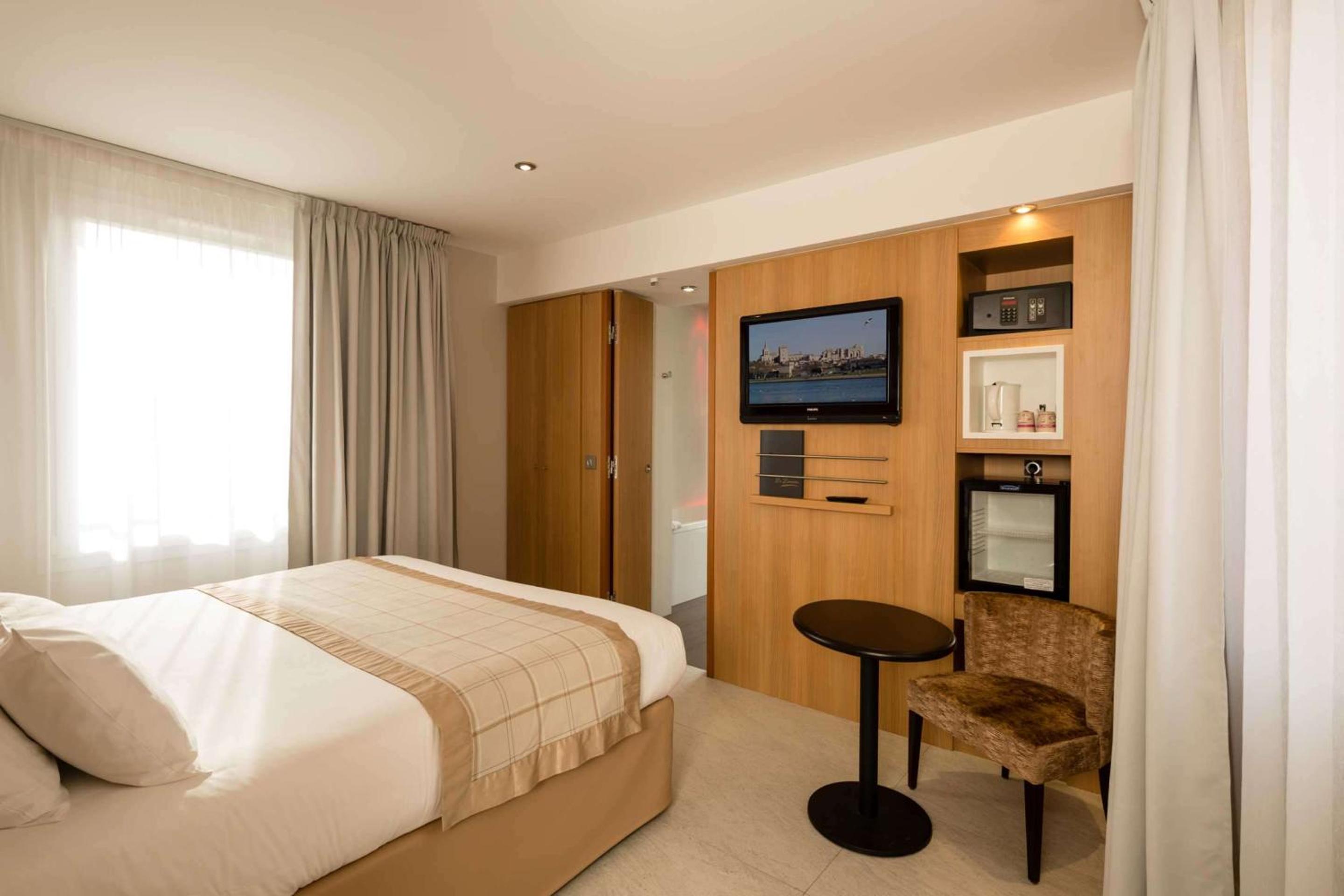 Executive Room with Terrace thumbnail 6