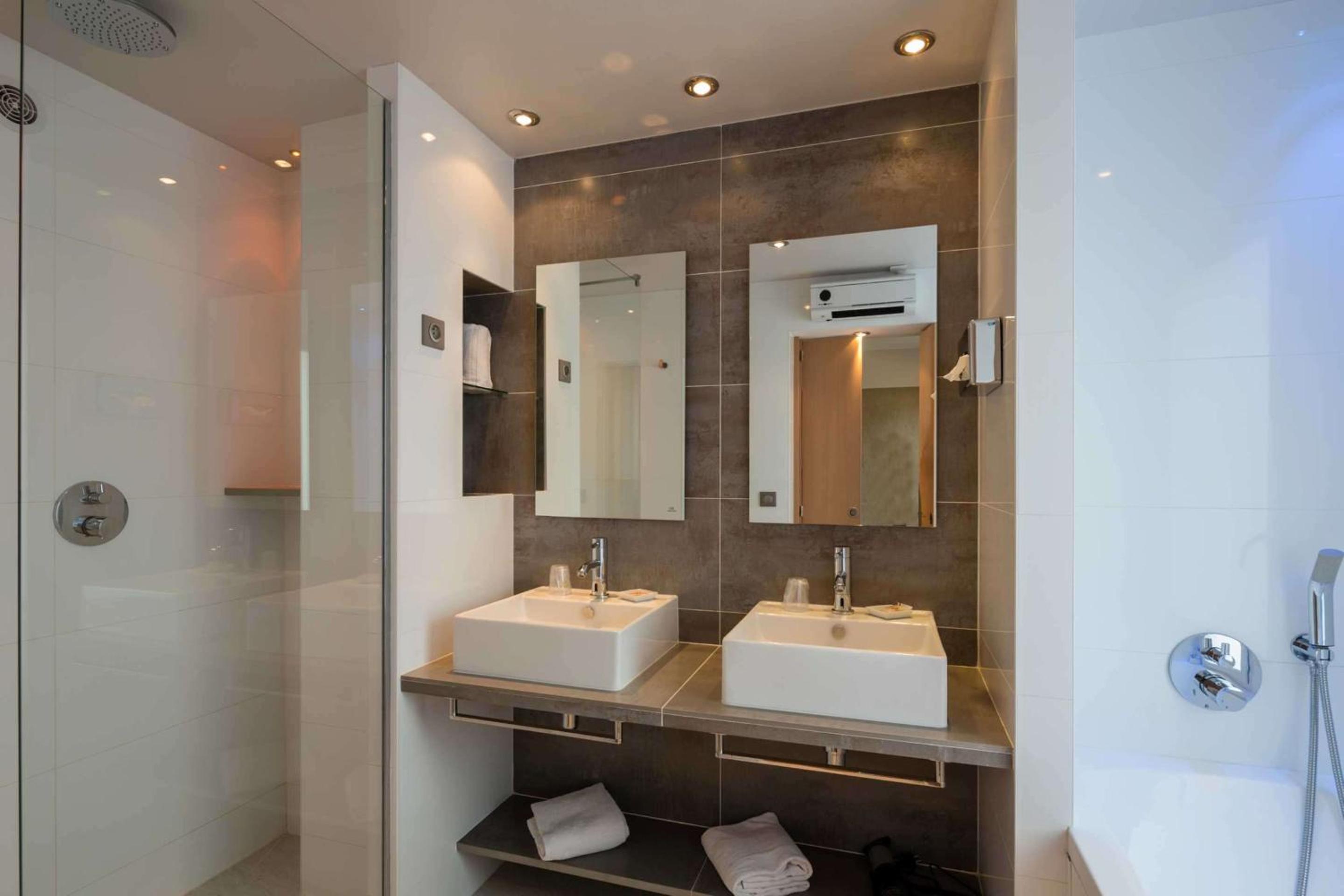 Executive Room with Terrace thumbnail 6