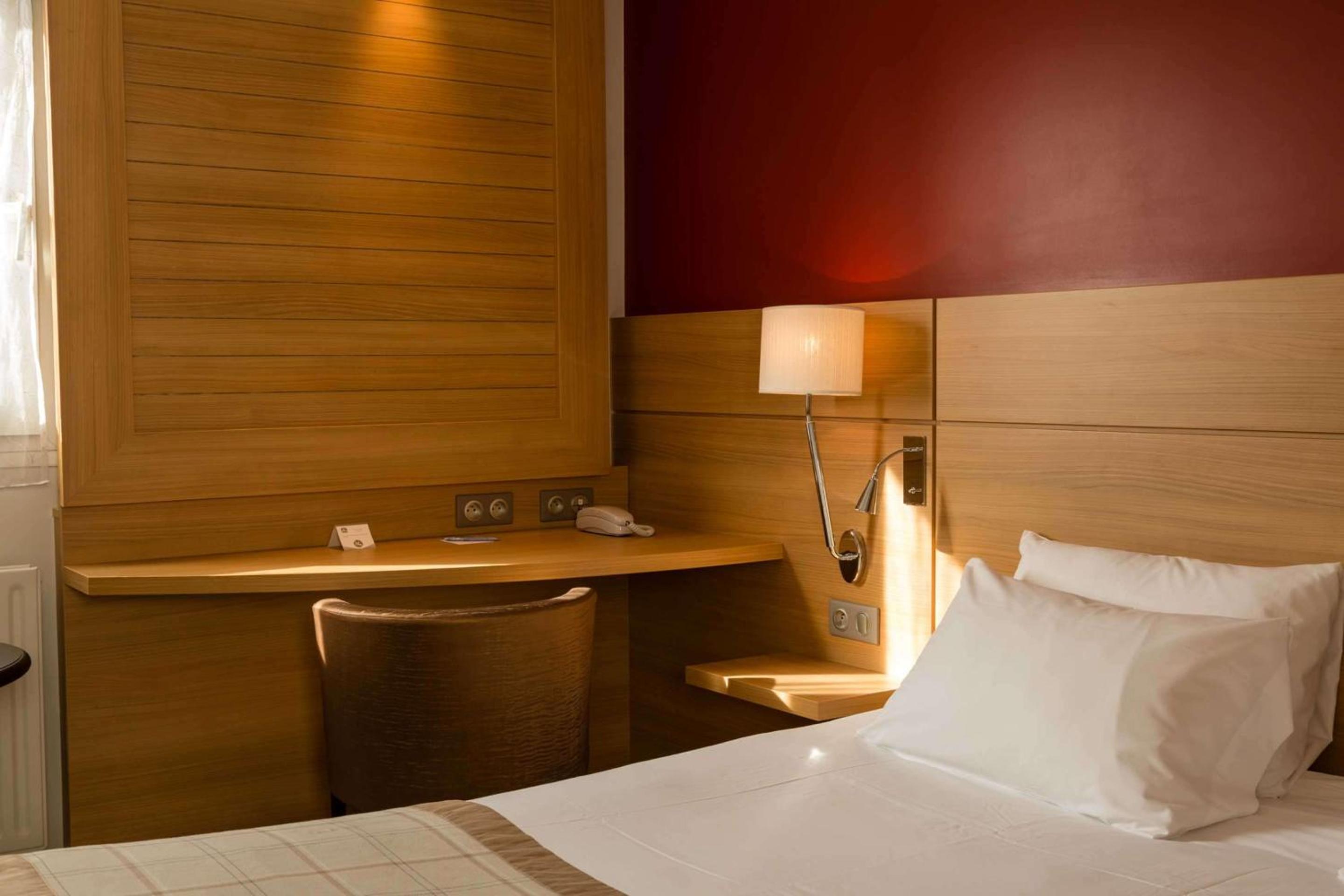Superior Twin Room thumbnail 5