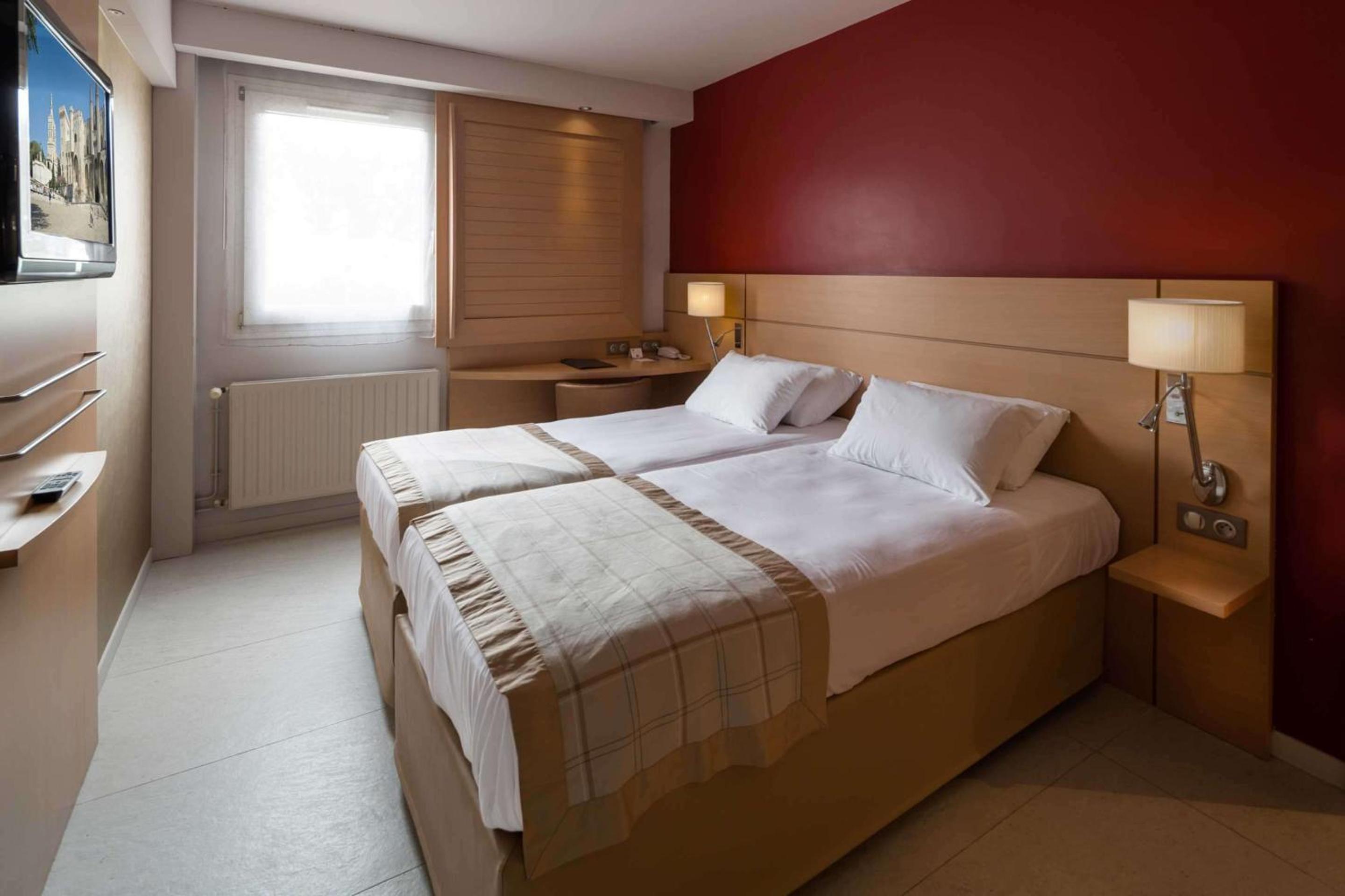 Superior Twin Room thumbnail 6