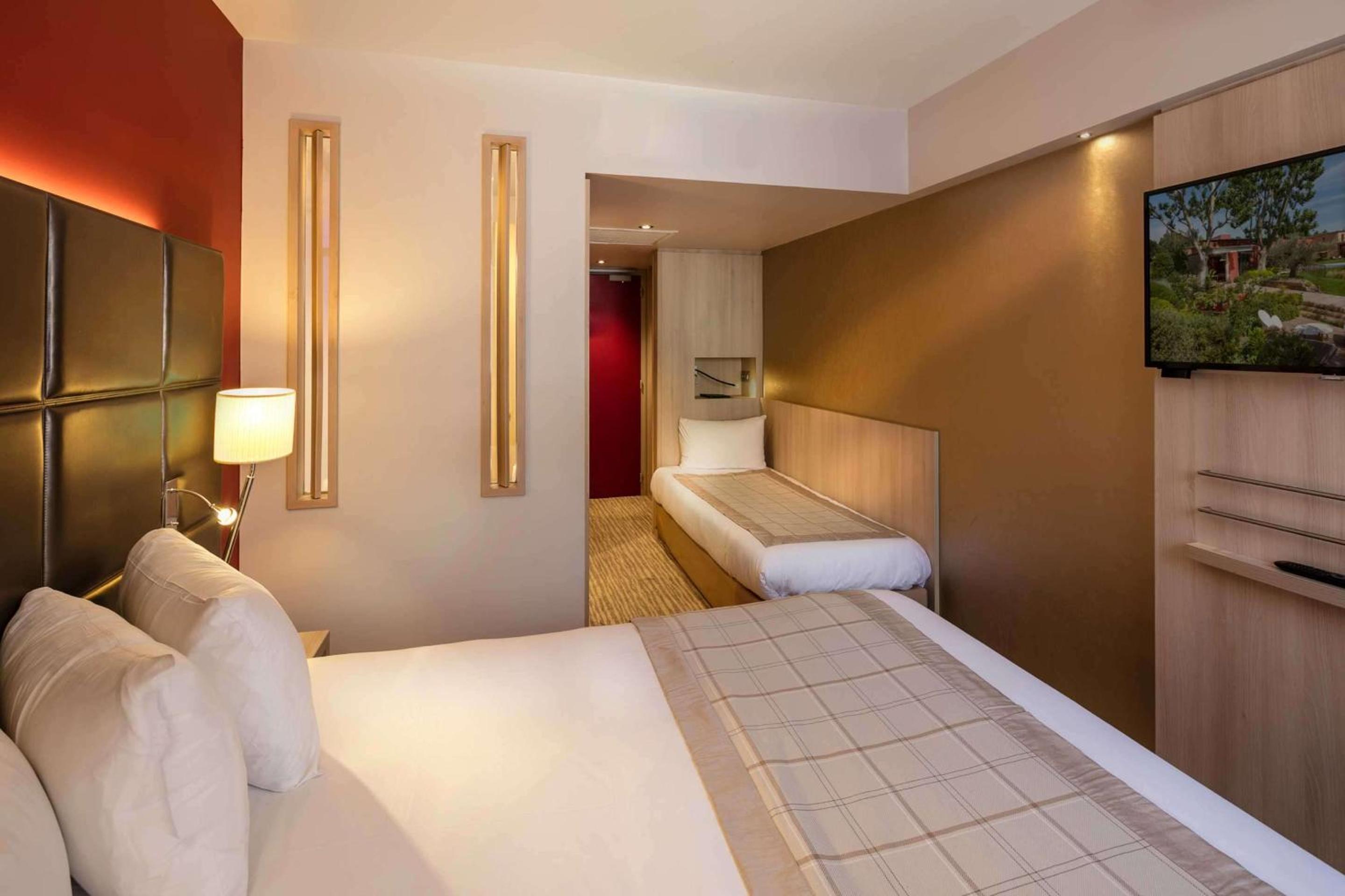 Small Triple Room with Queen Bed thumbnail 6