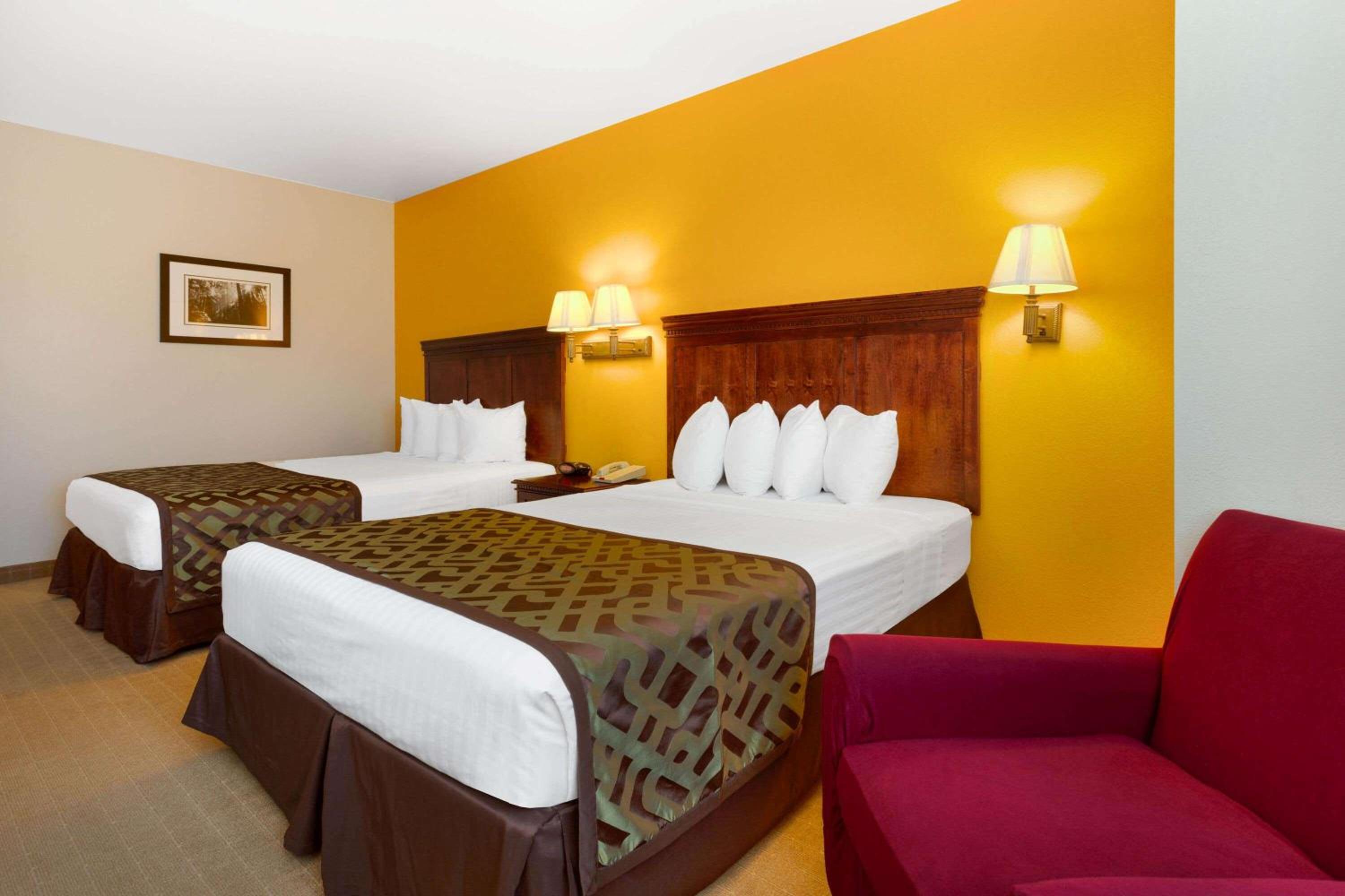 Queen Room with Two Queen Beds - Non-Smoking - Photo 3