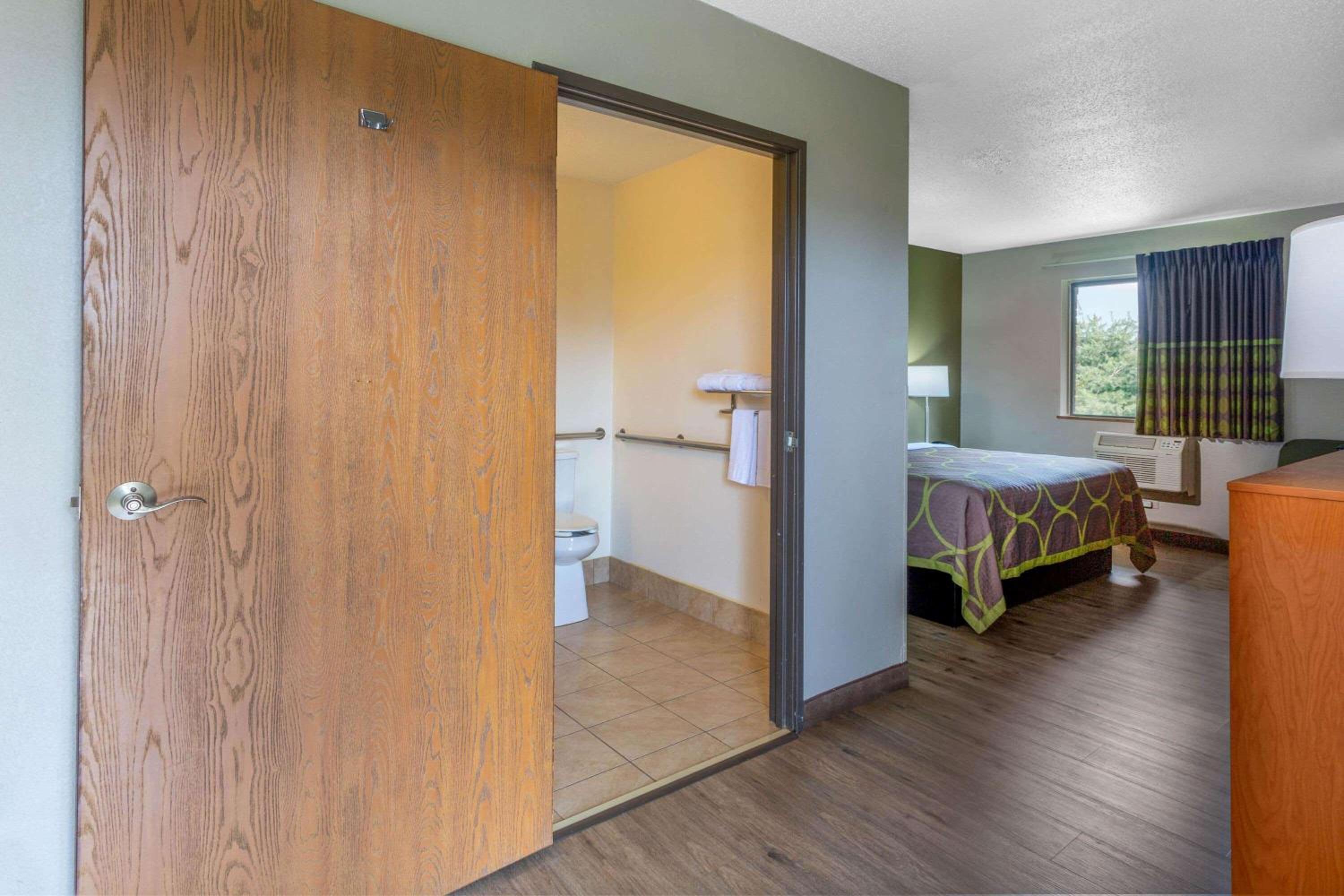 King Room - Mobility Access/Non-Smoking - Photo 1
