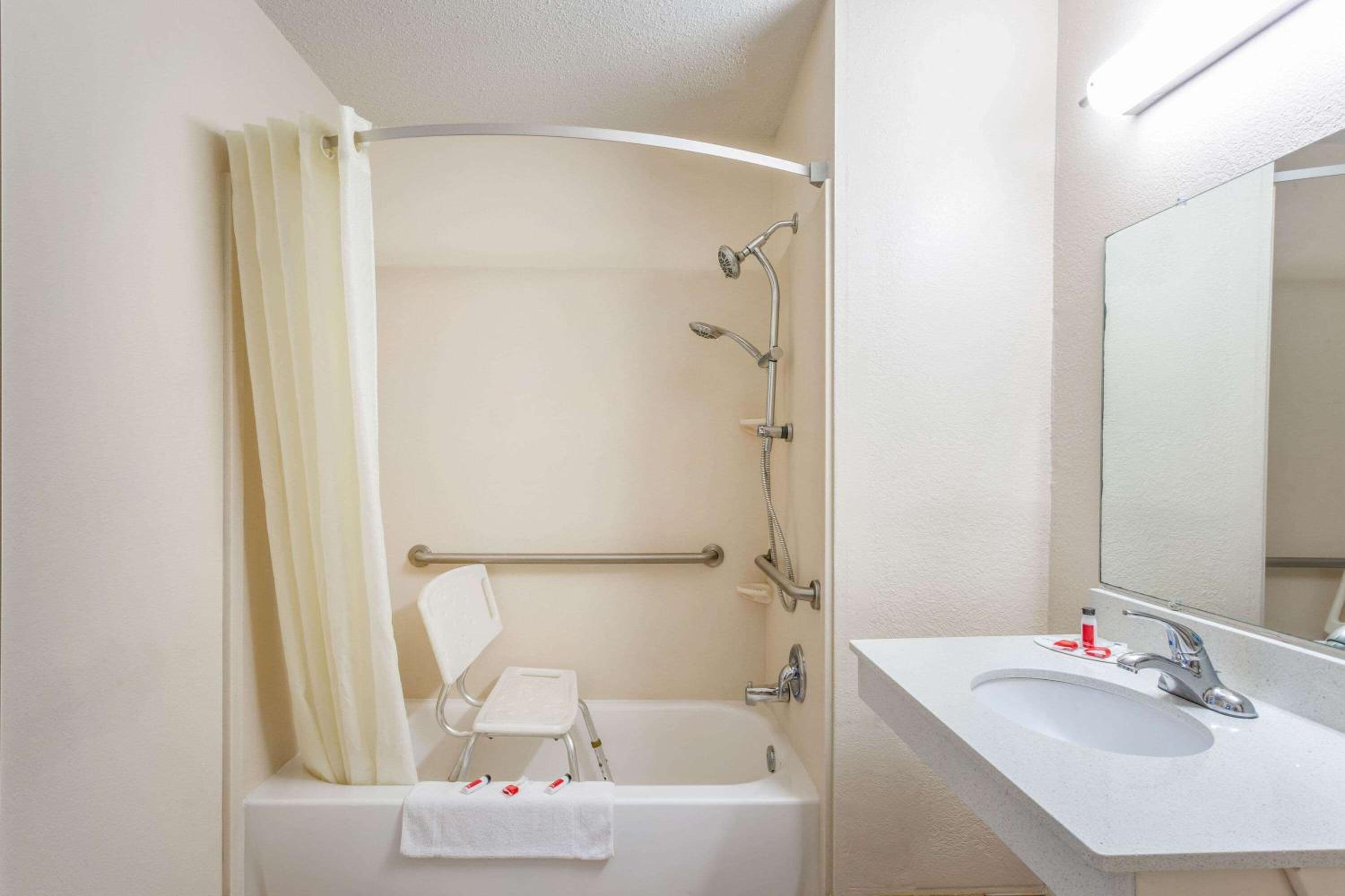 King Room - Mobility Access/Non-Smoking - Photo 3