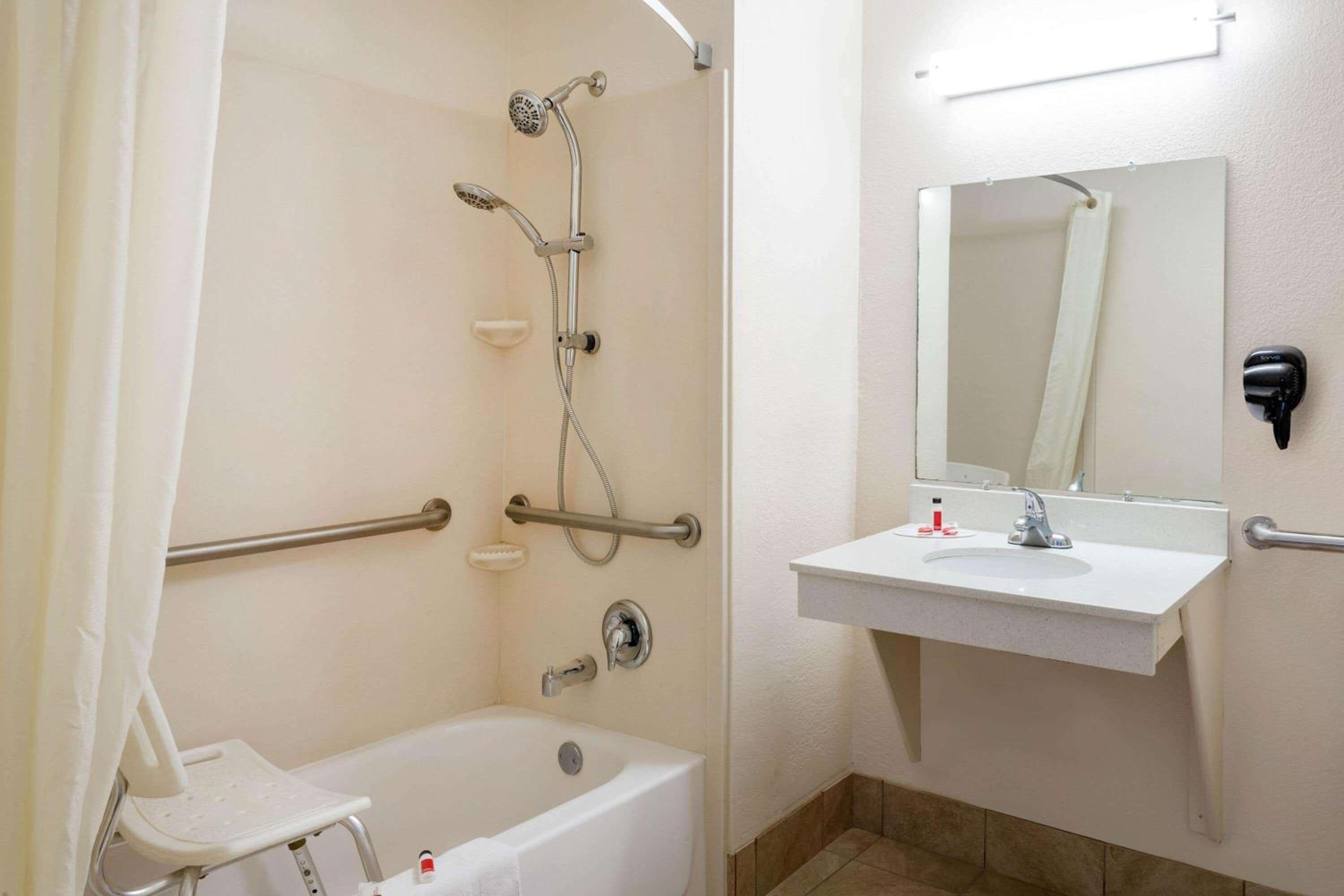 King Room - Mobility Access/Non-Smoking - Photo 4