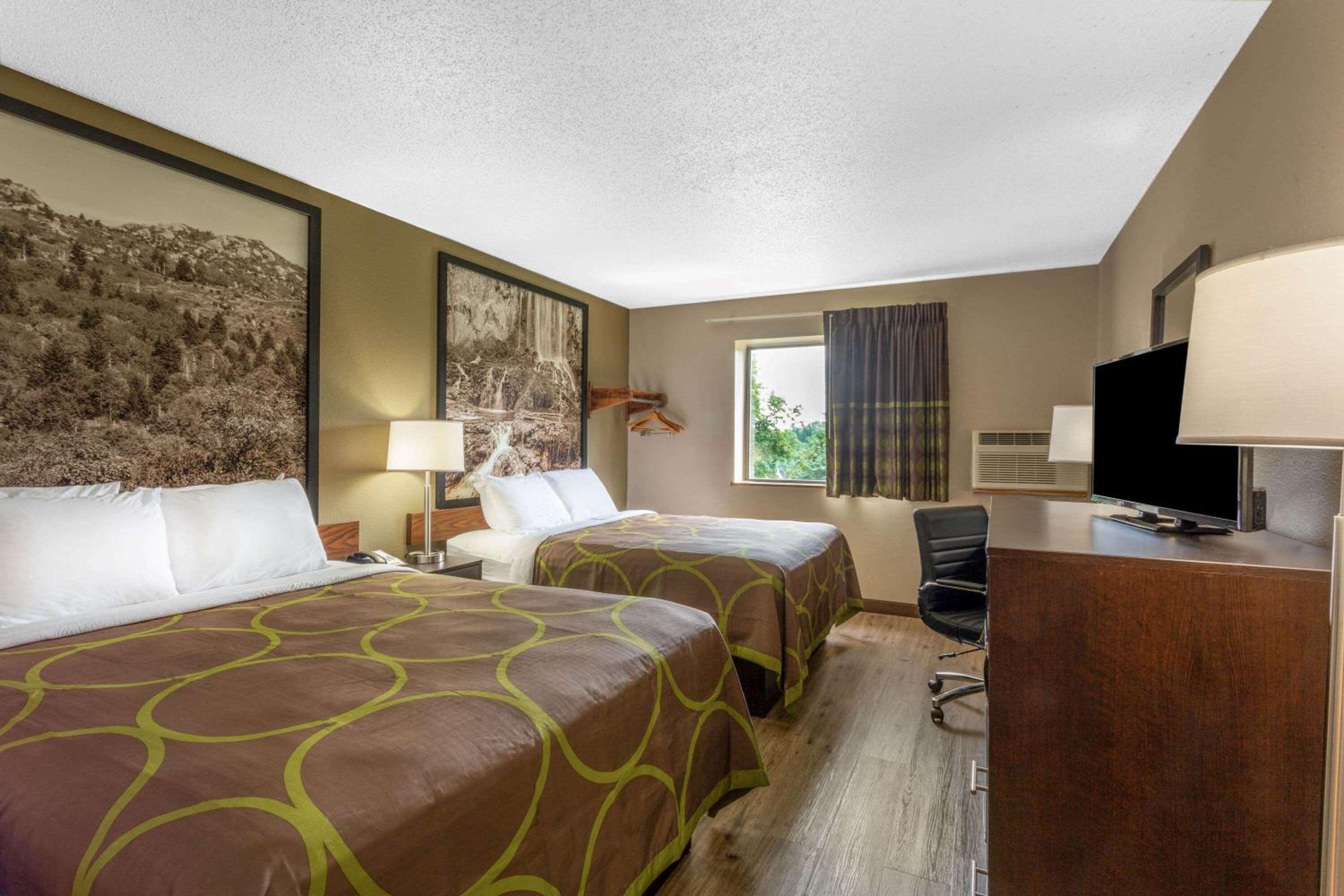 Queen Room with Two Queen Beds - Non-Smoking - Photo 1