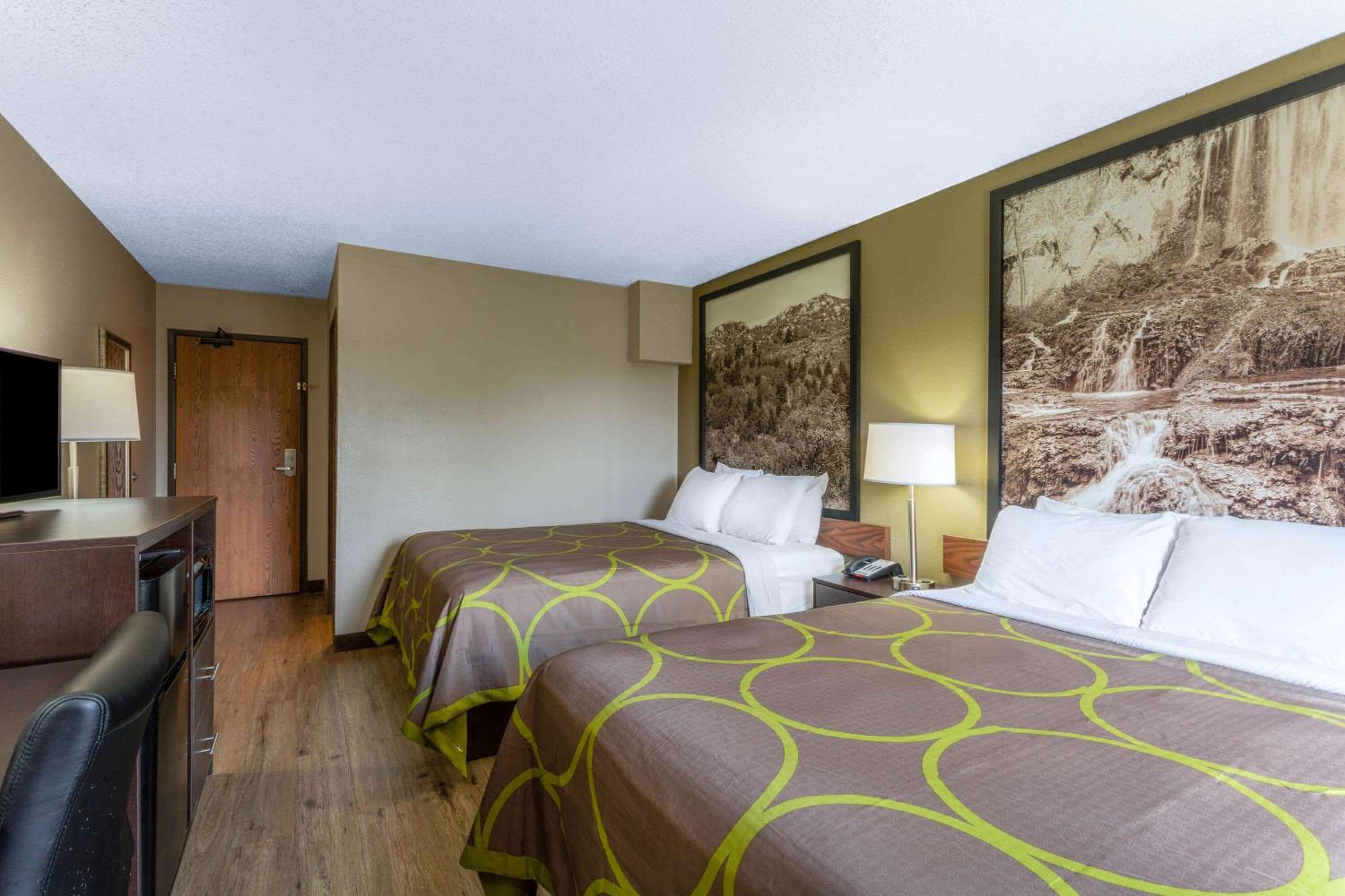 Queen Room with Two Queen Beds - Non-Smoking - Photo 4