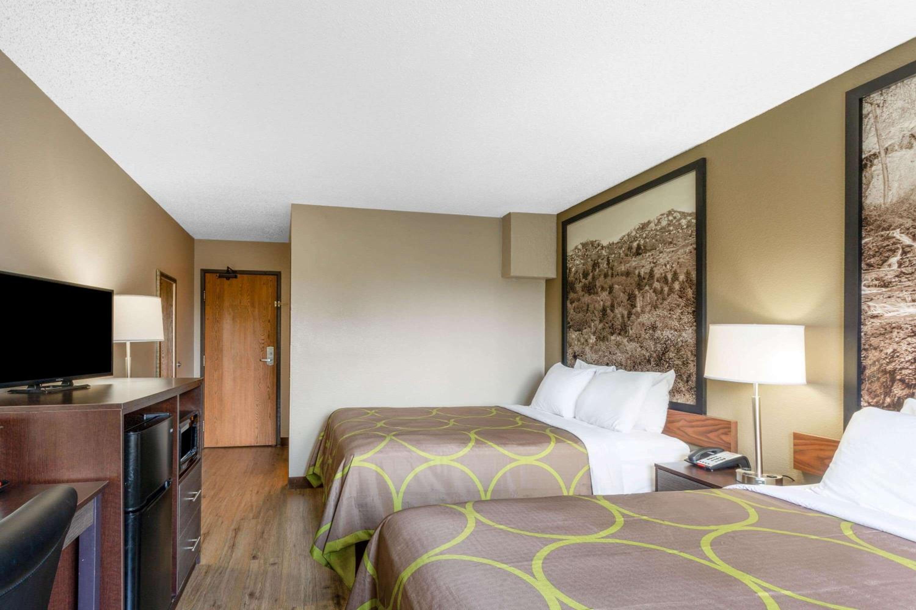 Queen Room with Two Queen Beds - Non-Smoking - Photo 2