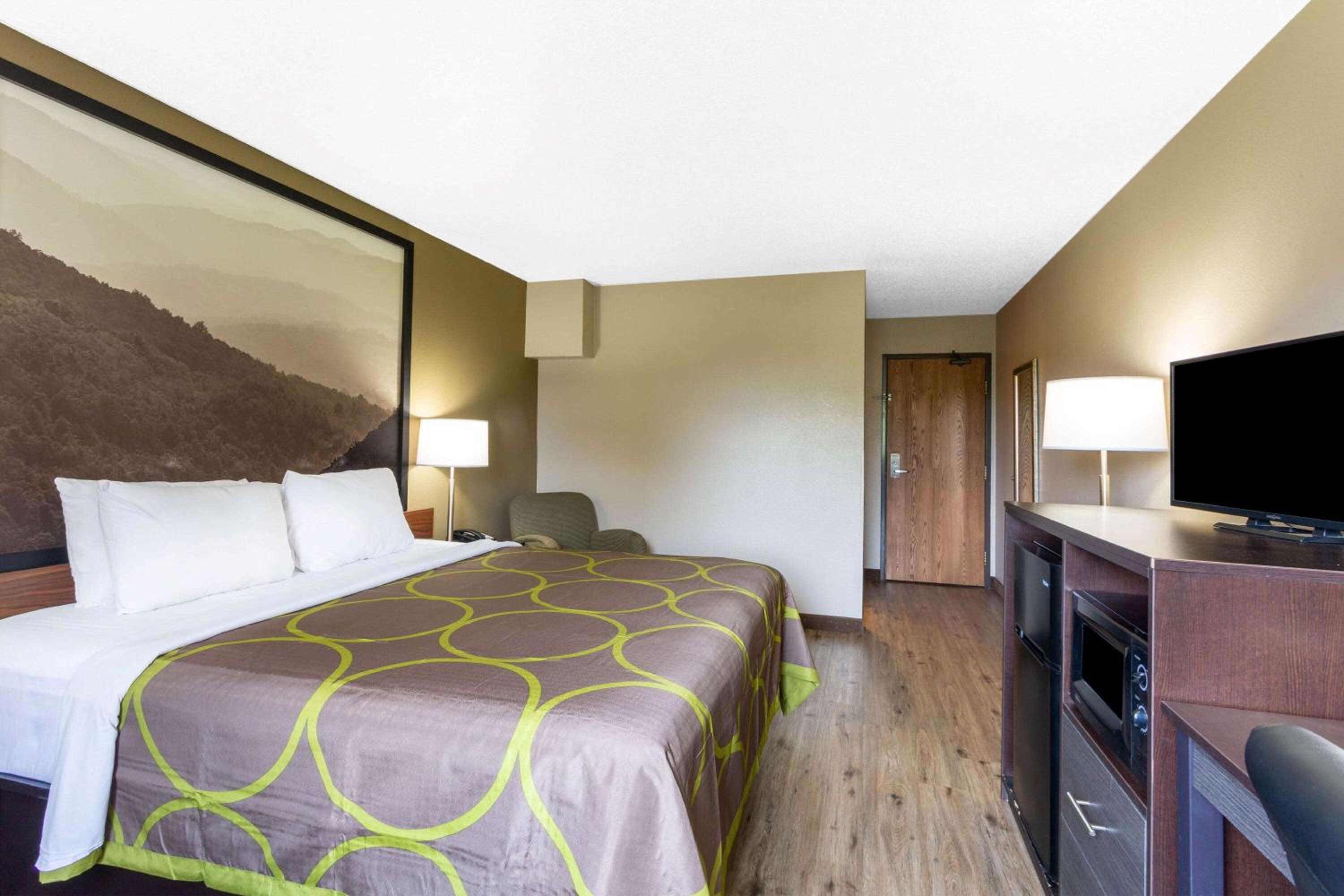 King Room - Non-Smoking - Photo 3