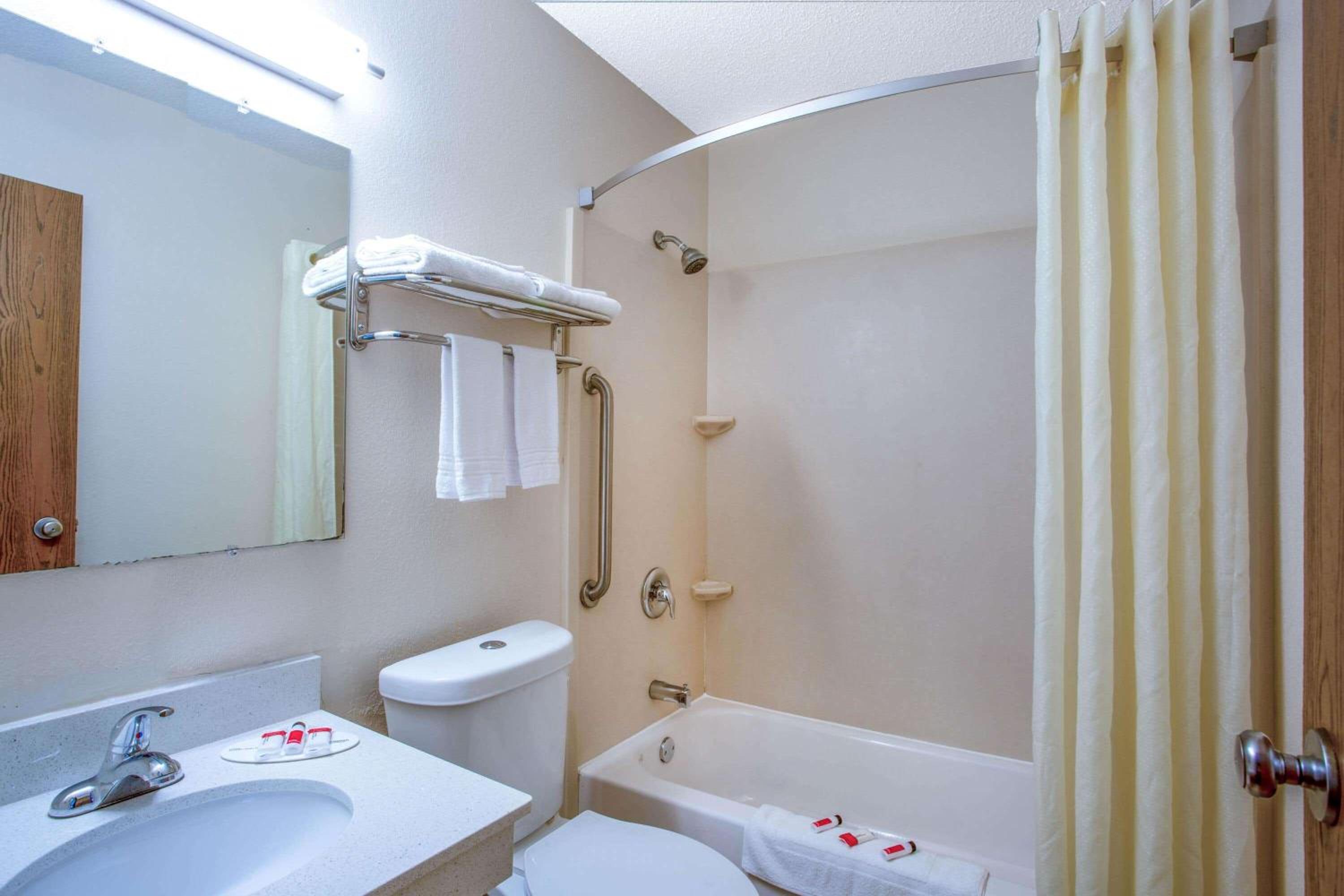 Queen Room with Two Queen Beds - Non-Smoking - Photo 3